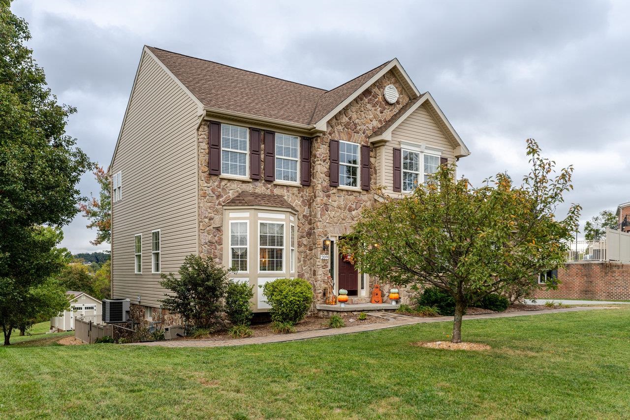 209 BUCHANAN DR, BROADWAY, Virginia 22815, 5 Bedrooms Bedrooms, ,3 BathroomsBathrooms,Residential,209 BUCHANAN DR,670099 MLS # 670099