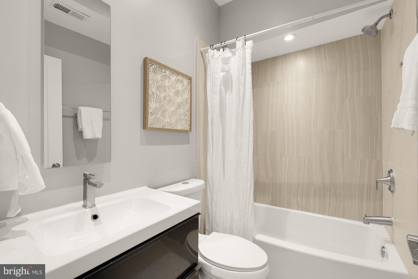 1735 1ST ST NW #2, WASHINGTON, District Of Columbia 20001, 3 Bedrooms Bedrooms, 6 Rooms Rooms,3 BathroomsBathrooms,Residential,For sale,1735 1ST ST NW #2,DCDC2227420 MLS # DCDC2227420