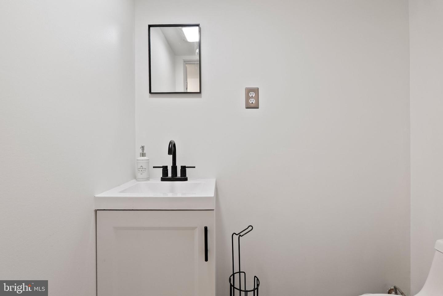 939 15TH ST SE, WASHINGTON, District Of Columbia 20003, 3 Bedrooms Bedrooms, ,1 BathroomBathrooms,Residential,For sale,939 15TH ST SE,DCDC2227486 MLS # DCDC2227486
