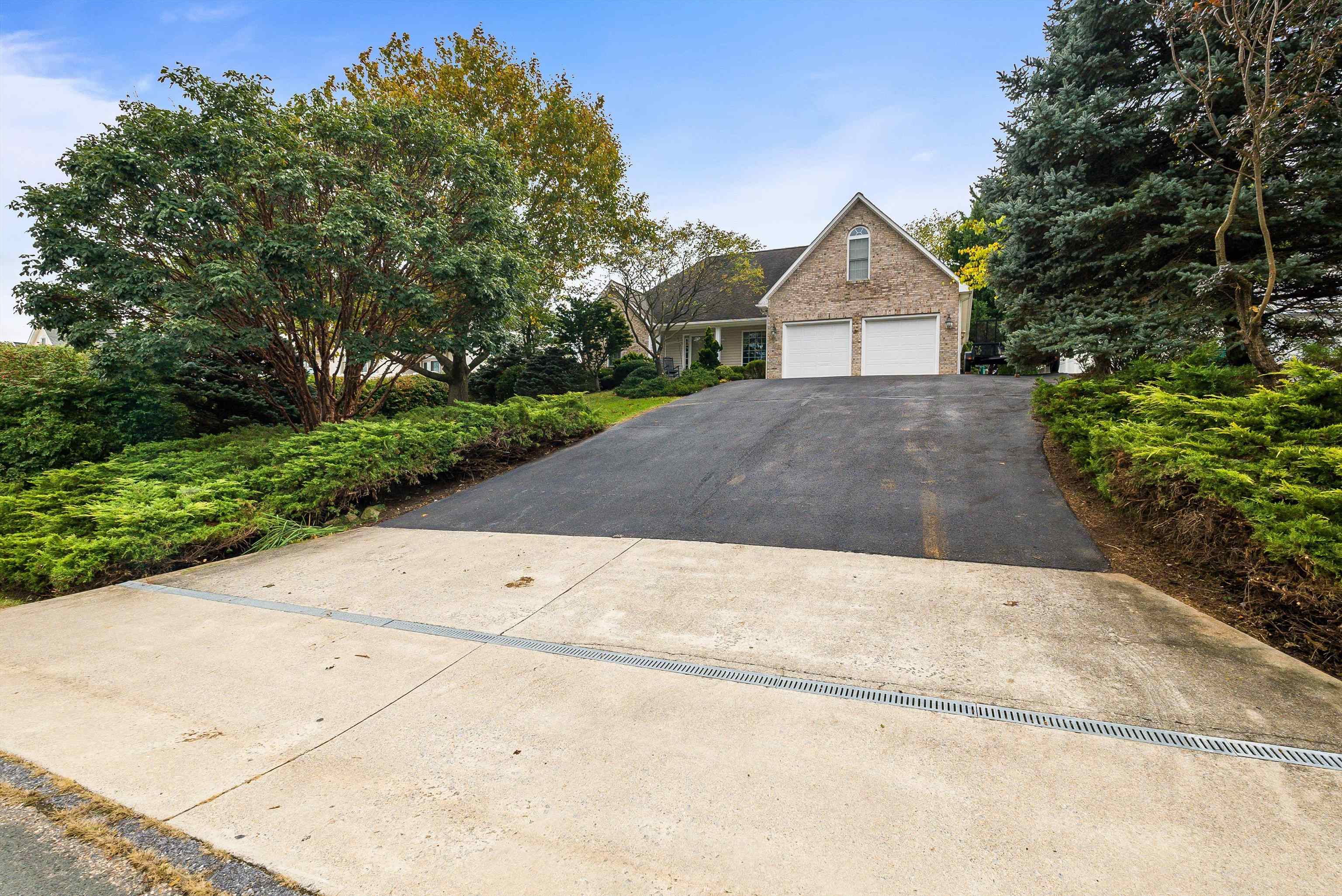 243 NORTHVIEW DR, DAYTON, Virginia 22821, 3 Bedrooms Bedrooms, ,2 BathroomsBathrooms,Residential,Dayton Charmer,243 NORTHVIEW DR,670110 MLS # 670110