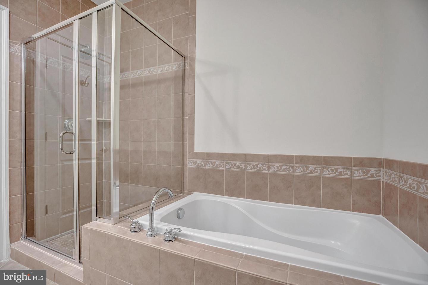 1822 POTOMAC GREENS DR, ALEXANDRIA, Virginia 22314, 3 Bedrooms Bedrooms, ,3 BathroomsBathrooms,Residential,For sale,1822 POTOMAC GREENS DR,VAAX2049852 MLS # VAAX2049852