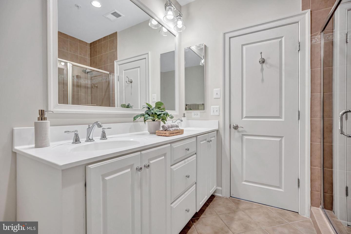 1822 POTOMAC GREENS DR, ALEXANDRIA, Virginia 22314, 3 Bedrooms Bedrooms, ,3 BathroomsBathrooms,Residential,For sale,1822 POTOMAC GREENS DR,VAAX2049852 MLS # VAAX2049852