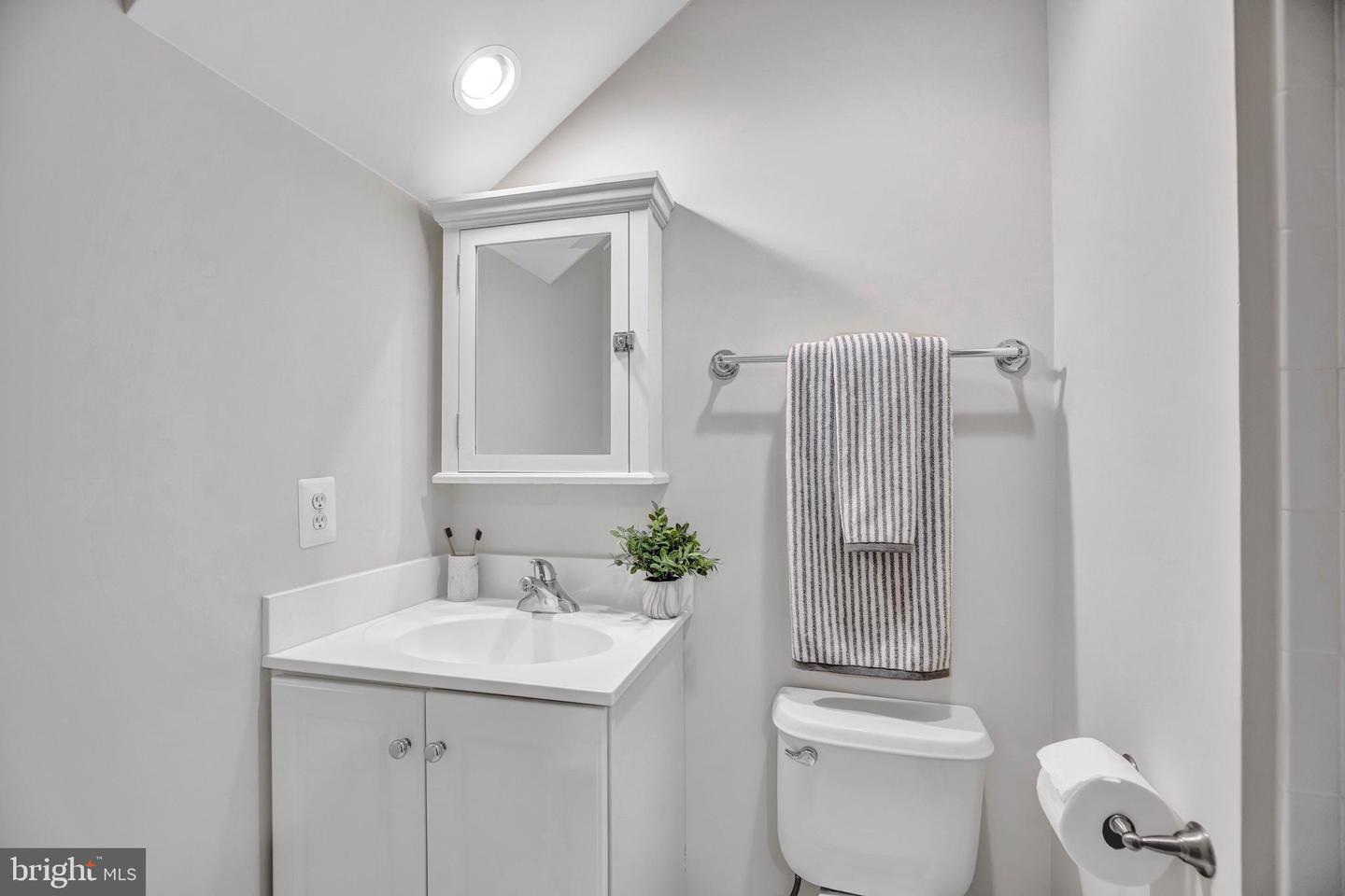 1822 POTOMAC GREENS DR, ALEXANDRIA, Virginia 22314, 3 Bedrooms Bedrooms, ,3 BathroomsBathrooms,Residential,For sale,1822 POTOMAC GREENS DR,VAAX2049852 MLS # VAAX2049852