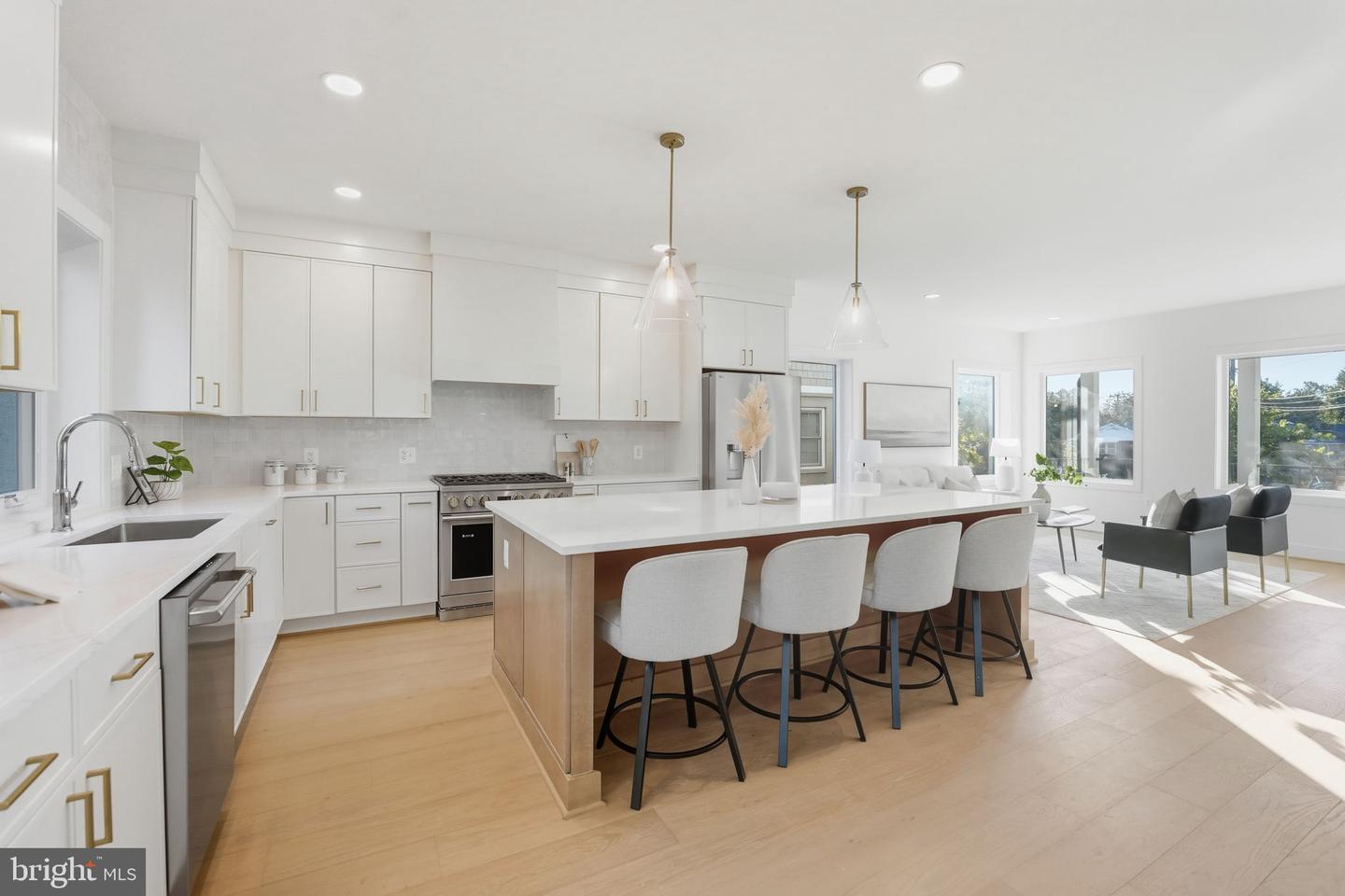 858 N GREENBRIER ST, ARLINGTON, Virginia 22205, 6 Bedrooms Bedrooms, ,5 BathroomsBathrooms,Residential,For sale,858 N GREENBRIER ST,VAAR2063990 MLS # VAAR2063990