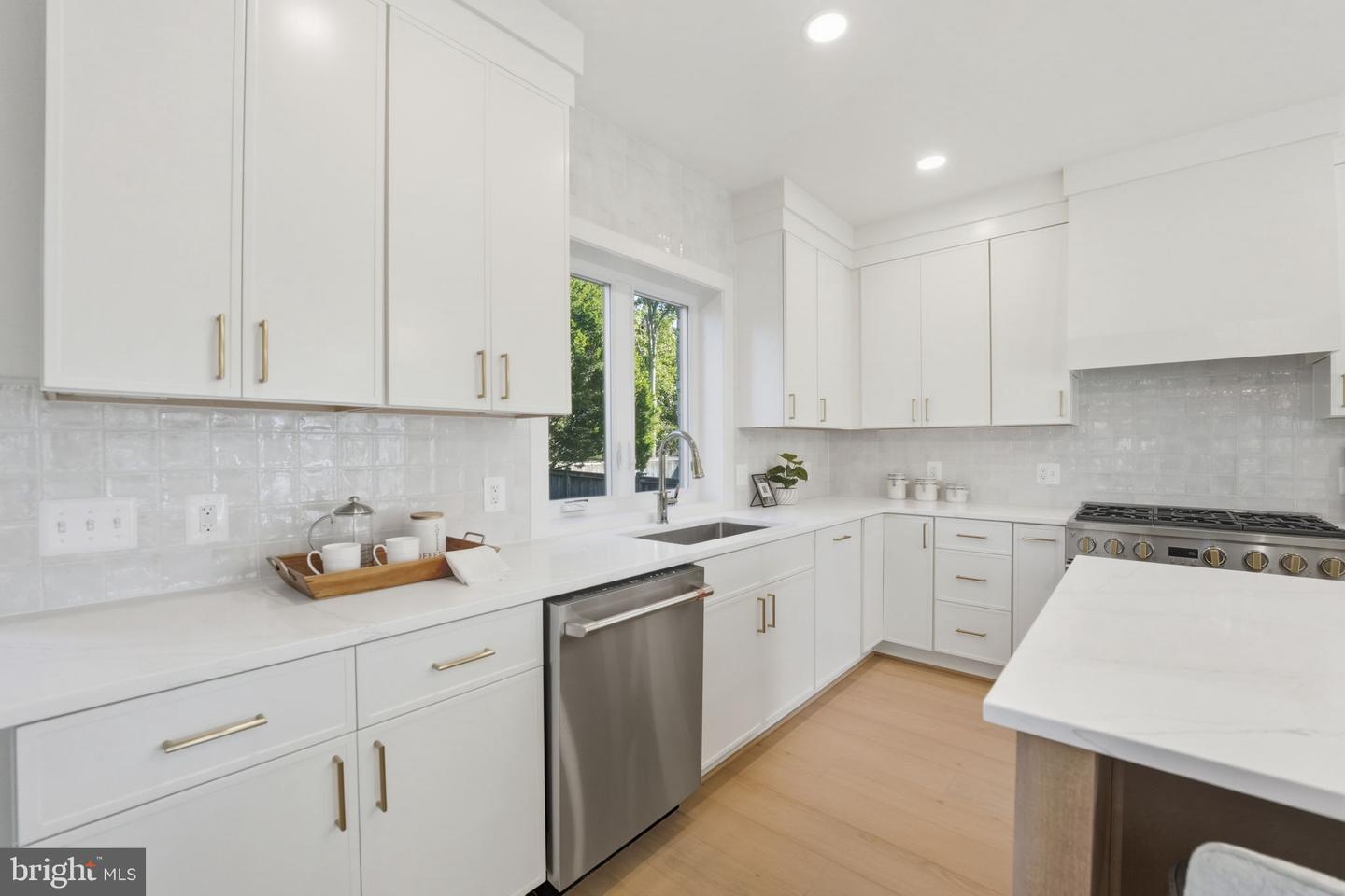 858 N GREENBRIER ST, ARLINGTON, Virginia 22205, 6 Bedrooms Bedrooms, ,5 BathroomsBathrooms,Residential,For sale,858 N GREENBRIER ST,VAAR2063990 MLS # VAAR2063990