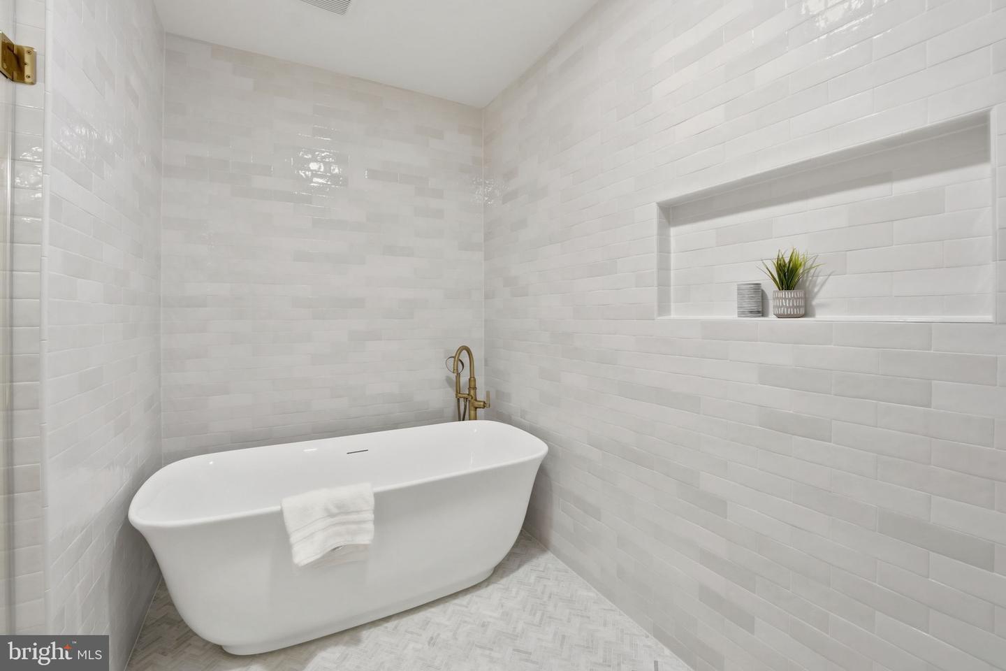 858 N GREENBRIER ST, ARLINGTON, Virginia 22205, 6 Bedrooms Bedrooms, ,5 BathroomsBathrooms,Residential,For sale,858 N GREENBRIER ST,VAAR2063990 MLS # VAAR2063990