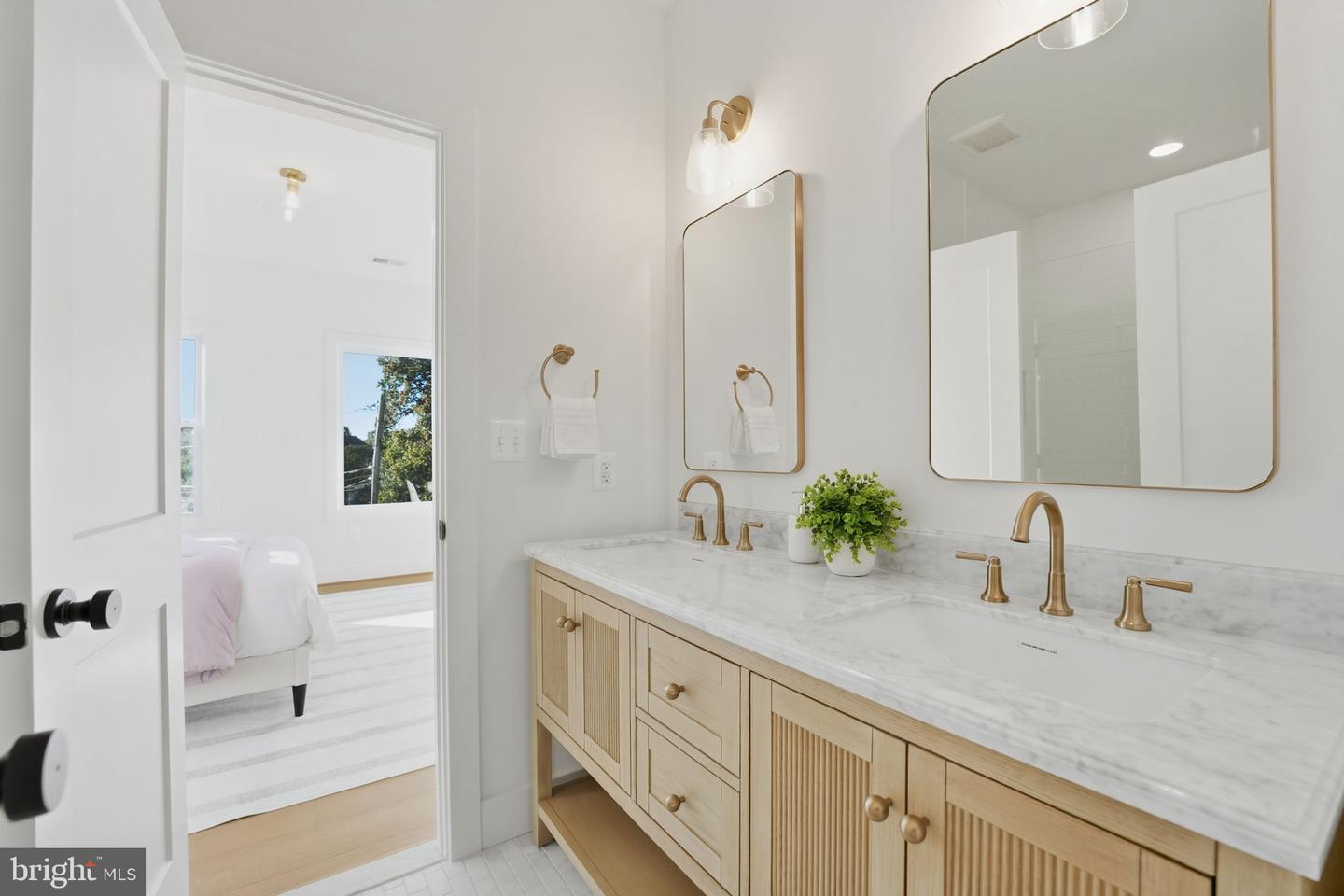 858 N GREENBRIER ST, ARLINGTON, Virginia 22205, 6 Bedrooms Bedrooms, ,5 BathroomsBathrooms,Residential,For sale,858 N GREENBRIER ST,VAAR2063990 MLS # VAAR2063990