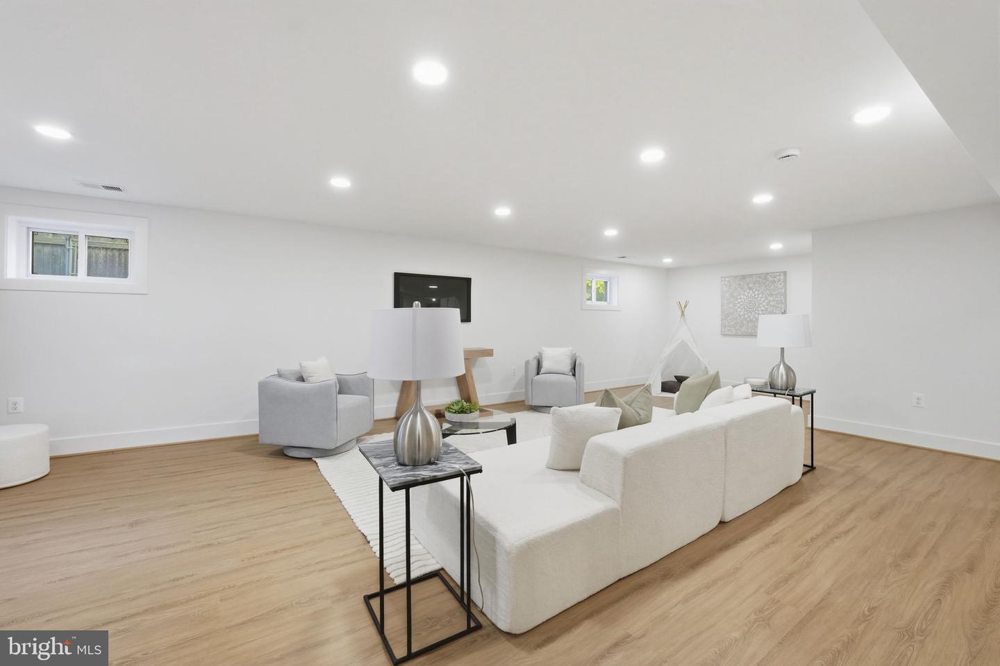 858 N GREENBRIER ST, ARLINGTON, Virginia 22205, 6 Bedrooms Bedrooms, ,5 BathroomsBathrooms,Residential,For sale,858 N GREENBRIER ST,VAAR2063990 MLS # VAAR2063990