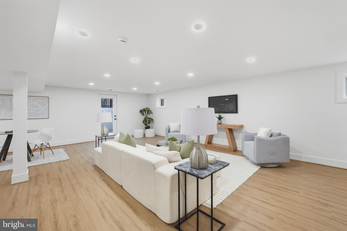 858 N GREENBRIER ST, ARLINGTON, Virginia 22205, 6 Bedrooms Bedrooms, ,5 BathroomsBathrooms,Residential,For sale,858 N GREENBRIER ST,VAAR2063990 MLS # VAAR2063990