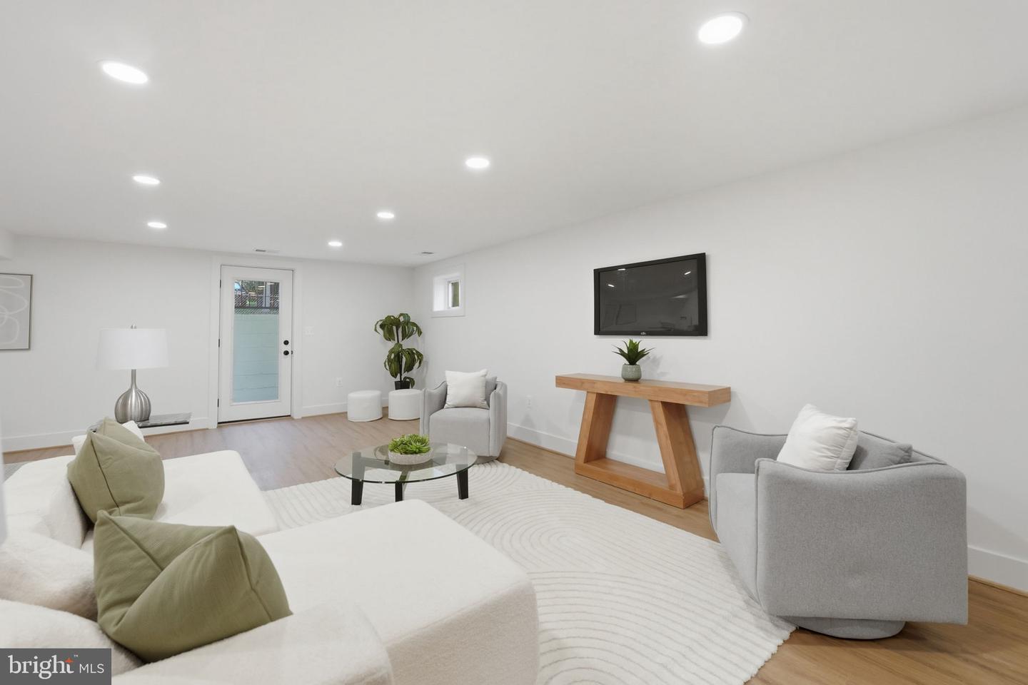 858 N GREENBRIER ST, ARLINGTON, Virginia 22205, 6 Bedrooms Bedrooms, ,5 BathroomsBathrooms,Residential,For sale,858 N GREENBRIER ST,VAAR2063990 MLS # VAAR2063990