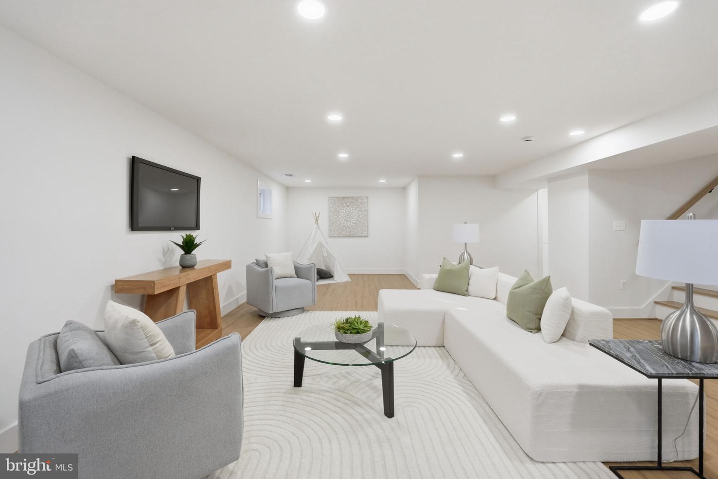 858 N GREENBRIER ST, ARLINGTON, Virginia 22205, 6 Bedrooms Bedrooms, ,5 BathroomsBathrooms,Residential,For sale,858 N GREENBRIER ST,VAAR2063990 MLS # VAAR2063990