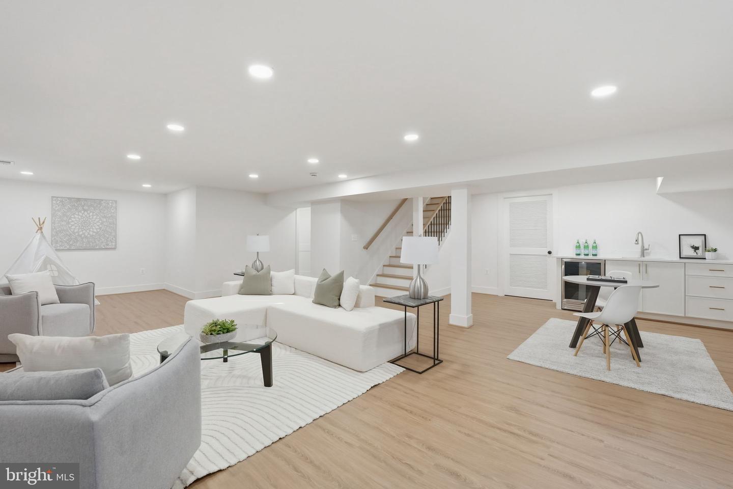 858 N GREENBRIER ST, ARLINGTON, Virginia 22205, 6 Bedrooms Bedrooms, ,5 BathroomsBathrooms,Residential,For sale,858 N GREENBRIER ST,VAAR2063990 MLS # VAAR2063990