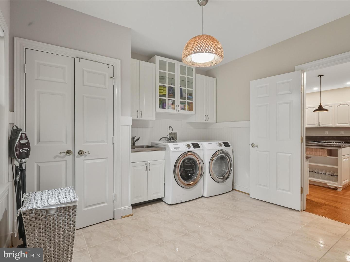 5826 HANNORA LN, FAIRFAX STATION, Virginia 22039, 5 Bedrooms Bedrooms, ,4 BathroomsBathrooms,Residential,For sale,5826 HANNORA LN,VAFX2270252 MLS # VAFX2270252