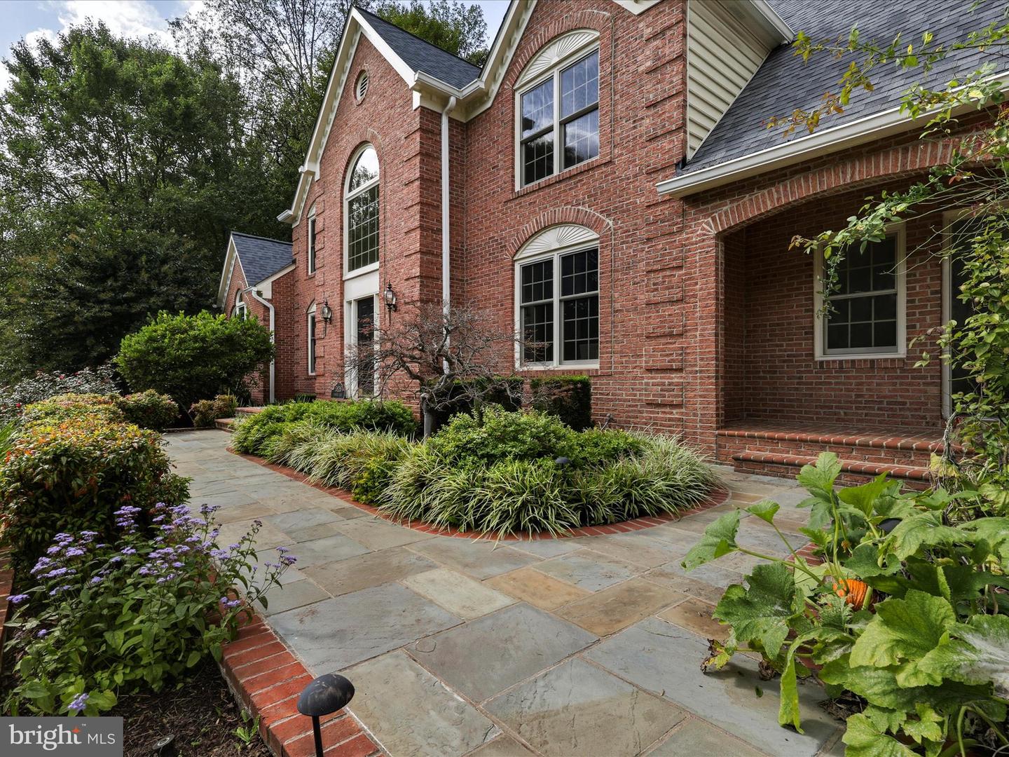5826 HANNORA LN, FAIRFAX STATION, Virginia 22039, 5 Bedrooms Bedrooms, ,4 BathroomsBathrooms,Residential,For sale,5826 HANNORA LN,VAFX2270252 MLS # VAFX2270252