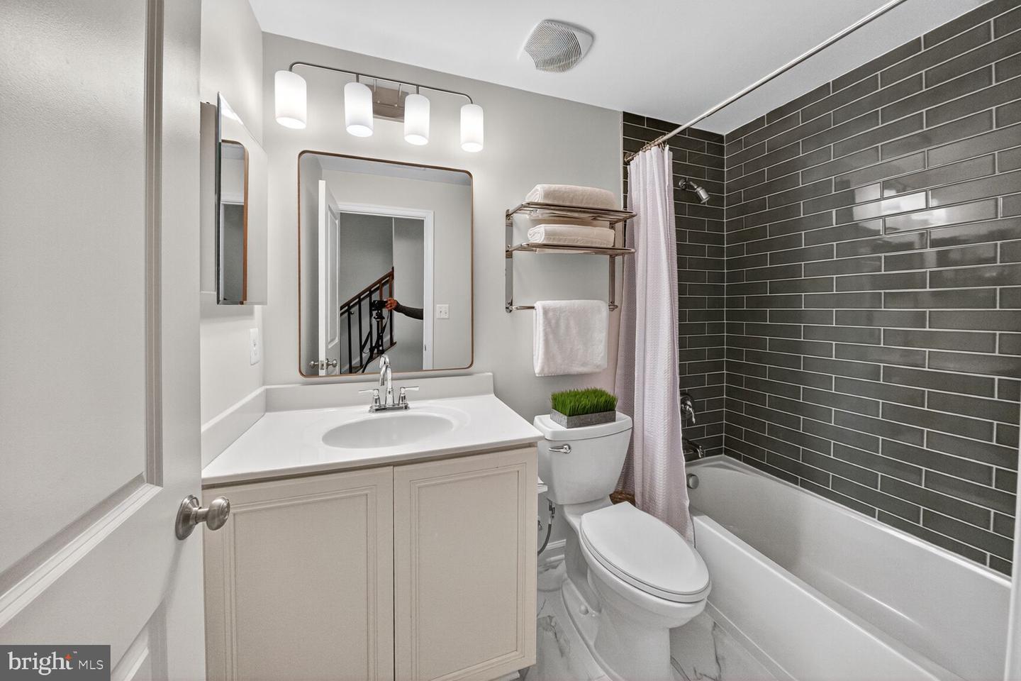 22796 BREEZY HOLLOW DR, BRAMBLETON, Virginia 20148, 3 Bedrooms Bedrooms, ,3 BathroomsBathrooms,Residential,For sale,22796 BREEZY HOLLOW DR,VALO2108184 MLS # VALO2108184