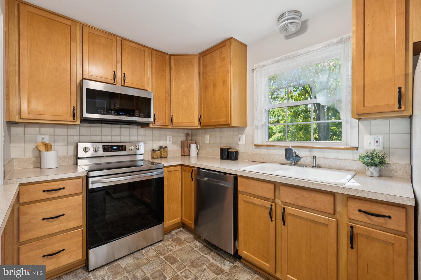 717 CAMPBELL WAY, HERNDON, Virginia 20170, 4 Bedrooms Bedrooms, ,3 BathroomsBathrooms,Residential,For sale,717 CAMPBELL WAY,VAFX2273412 MLS # VAFX2273412
