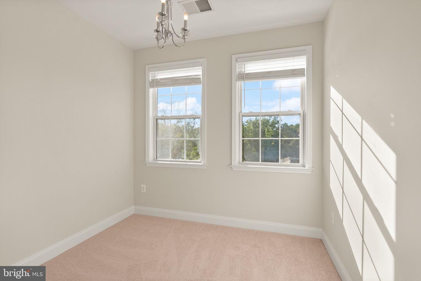 4025 COLUMBIA PIKE, ARLINGTON, Virginia 22204, 3 Bedrooms Bedrooms, 6 Rooms Rooms,2 BathroomsBathrooms,Residential,For sale,4025 COLUMBIA PIKE,VAAR2064814 MLS # VAAR2064814