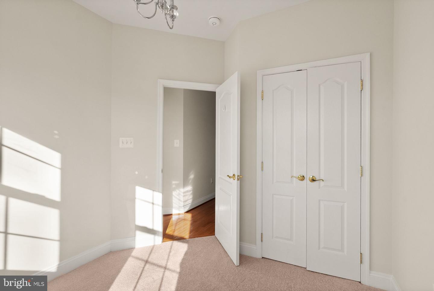 4025 COLUMBIA PIKE, ARLINGTON, Virginia 22204, 3 Bedrooms Bedrooms, 6 Rooms Rooms,2 BathroomsBathrooms,Residential,For sale,4025 COLUMBIA PIKE,VAAR2064814 MLS # VAAR2064814