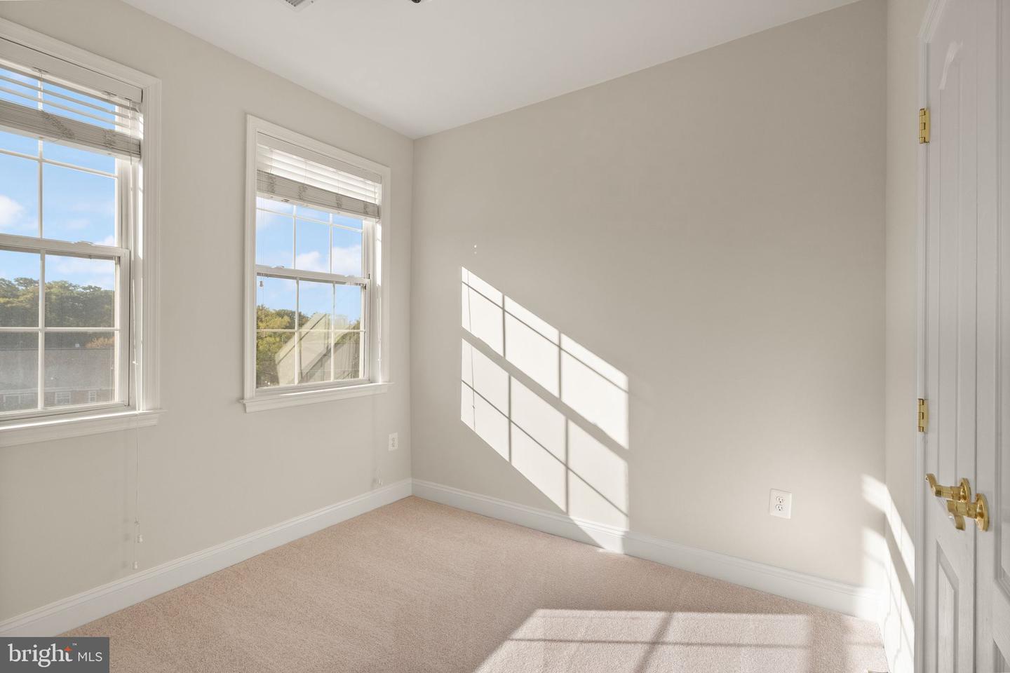4025 COLUMBIA PIKE, ARLINGTON, Virginia 22204, 3 Bedrooms Bedrooms, 6 Rooms Rooms,2 BathroomsBathrooms,Residential,For sale,4025 COLUMBIA PIKE,VAAR2064814 MLS # VAAR2064814