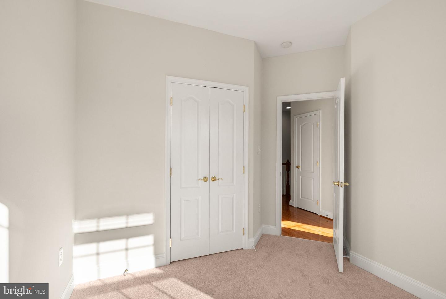 4025 COLUMBIA PIKE, ARLINGTON, Virginia 22204, 3 Bedrooms Bedrooms, 6 Rooms Rooms,2 BathroomsBathrooms,Residential,For sale,4025 COLUMBIA PIKE,VAAR2064814 MLS # VAAR2064814