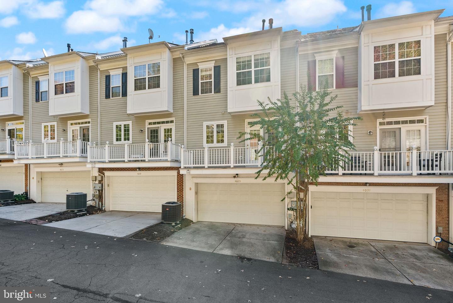 4025 COLUMBIA PIKE, ARLINGTON, Virginia 22204, 3 Bedrooms Bedrooms, 6 Rooms Rooms,2 BathroomsBathrooms,Residential,For sale,4025 COLUMBIA PIKE,VAAR2064814 MLS # VAAR2064814