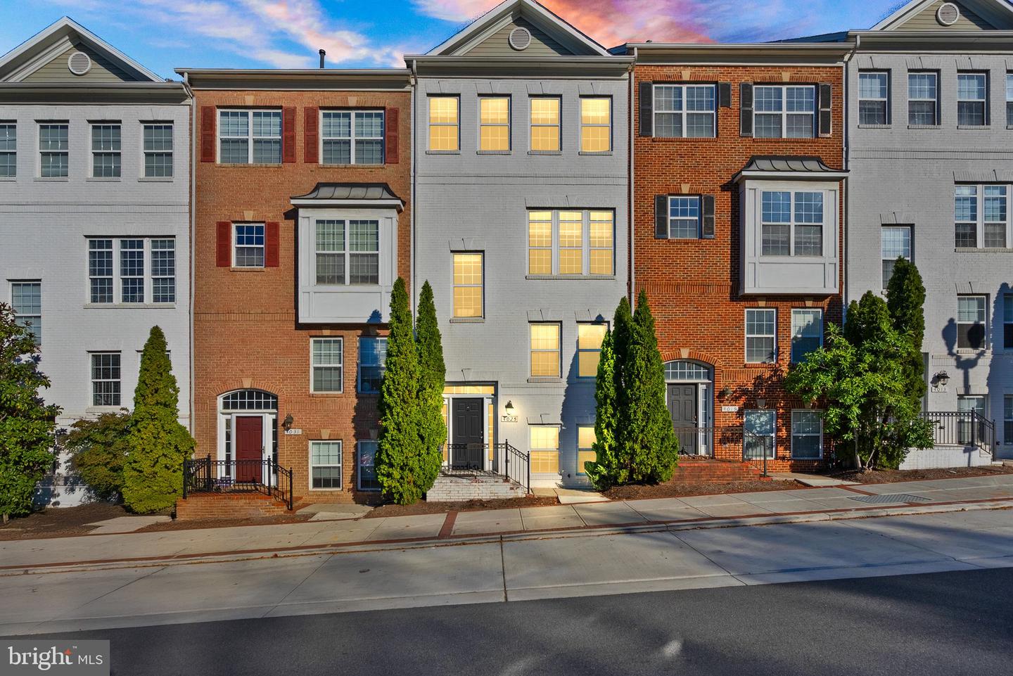4025 COLUMBIA PIKE, ARLINGTON, Virginia 22204, 3 Bedrooms Bedrooms, 6 Rooms Rooms,2 BathroomsBathrooms,Residential,For sale,4025 COLUMBIA PIKE,VAAR2064814 MLS # VAAR2064814