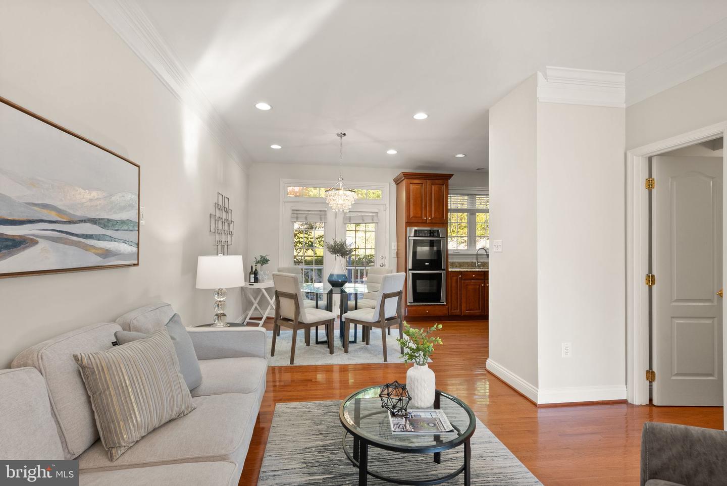4025 COLUMBIA PIKE, ARLINGTON, Virginia 22204, 3 Bedrooms Bedrooms, 6 Rooms Rooms,2 BathroomsBathrooms,Residential,For sale,4025 COLUMBIA PIKE,VAAR2064814 MLS # VAAR2064814
