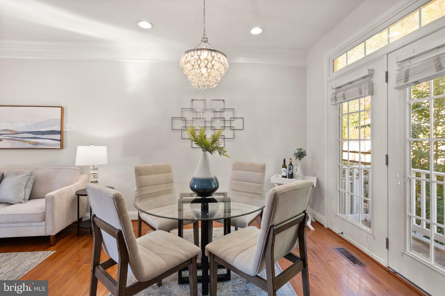 4025 COLUMBIA PIKE, ARLINGTON, Virginia 22204, 3 Bedrooms Bedrooms, 6 Rooms Rooms,2 BathroomsBathrooms,Residential,For sale,4025 COLUMBIA PIKE,VAAR2064814 MLS # VAAR2064814