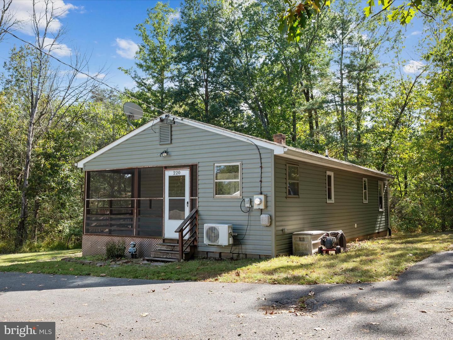 220 CHESTNUT GROVE RD, WINCHESTER, Virginia 22603, 2 Bedrooms Bedrooms, 6 Rooms Rooms,1 BathroomBathrooms,Residential,For sale,220 CHESTNUT GROVE RD,VAFV2037446 MLS # VAFV2037446