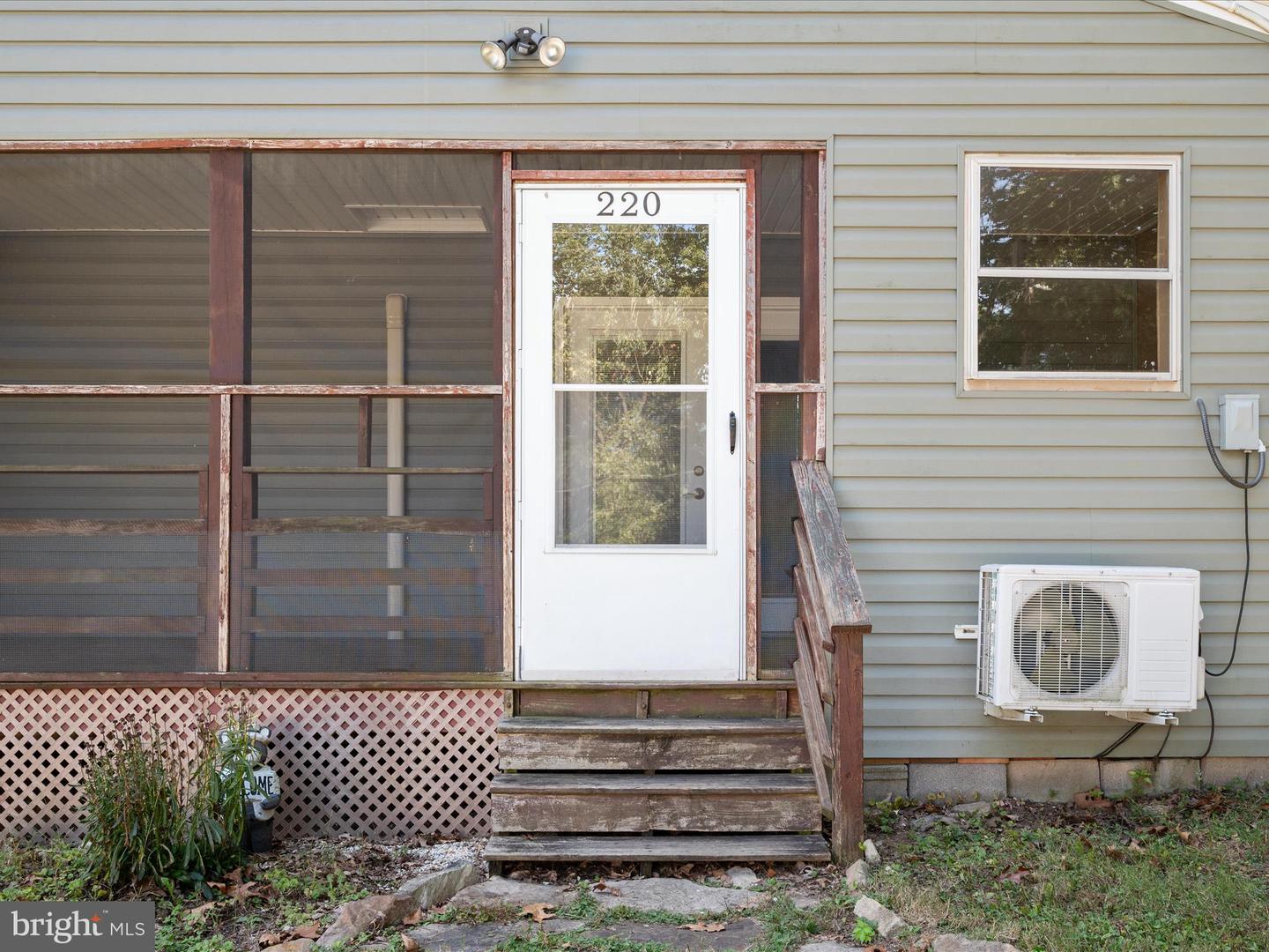 220 CHESTNUT GROVE RD, WINCHESTER, Virginia 22603, 2 Bedrooms Bedrooms, 6 Rooms Rooms,1 BathroomBathrooms,Residential,For sale,220 CHESTNUT GROVE RD,VAFV2037446 MLS # VAFV2037446