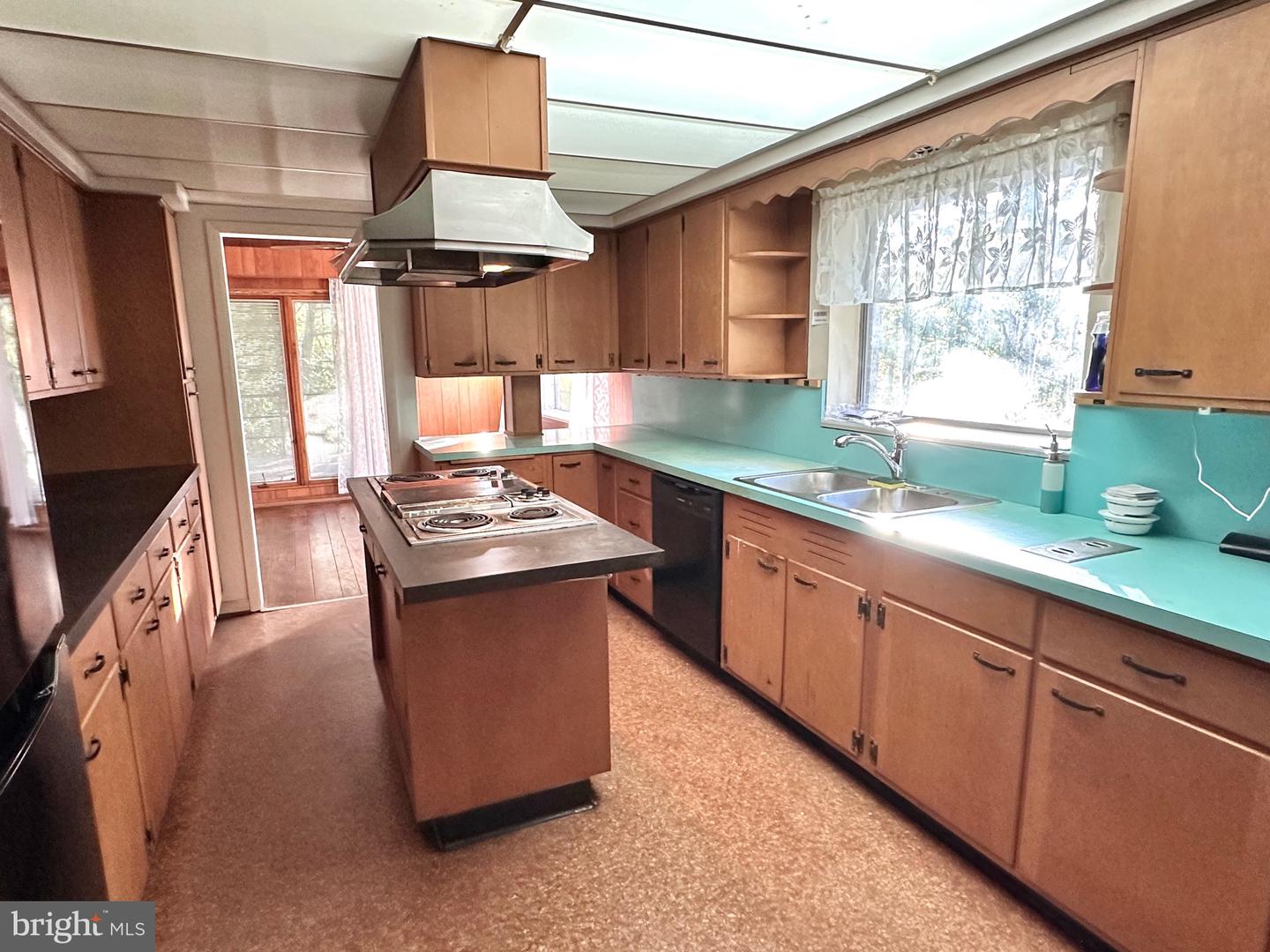7230 LACKAWANNA DR, SPRINGFIELD, Virginia 22150, 3 Bedrooms Bedrooms, ,2 BathroomsBathrooms,Residential,For sale,7230 LACKAWANNA DR,VAFX2274880 MLS # VAFX2274880