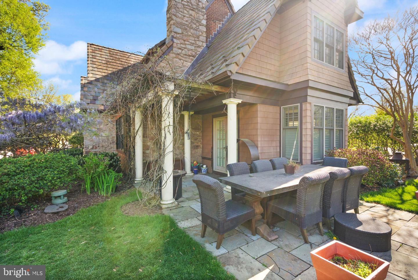 1520 N HIGHLAND ST, ARLINGTON, Virginia 22201, 4 Bedrooms Bedrooms, 7 Rooms Rooms,3 BathroomsBathrooms,Residential,For sale,1520 N HIGHLAND ST,VAAR2056168 MLS # VAAR2056168