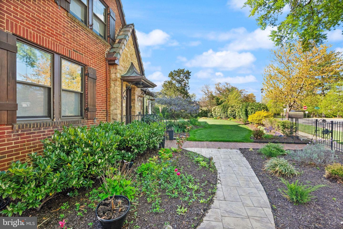 1520 N HIGHLAND ST, ARLINGTON, Virginia 22201, 4 Bedrooms Bedrooms, 7 Rooms Rooms,3 BathroomsBathrooms,Residential,For sale,1520 N HIGHLAND ST,VAAR2056168 MLS # VAAR2056168
