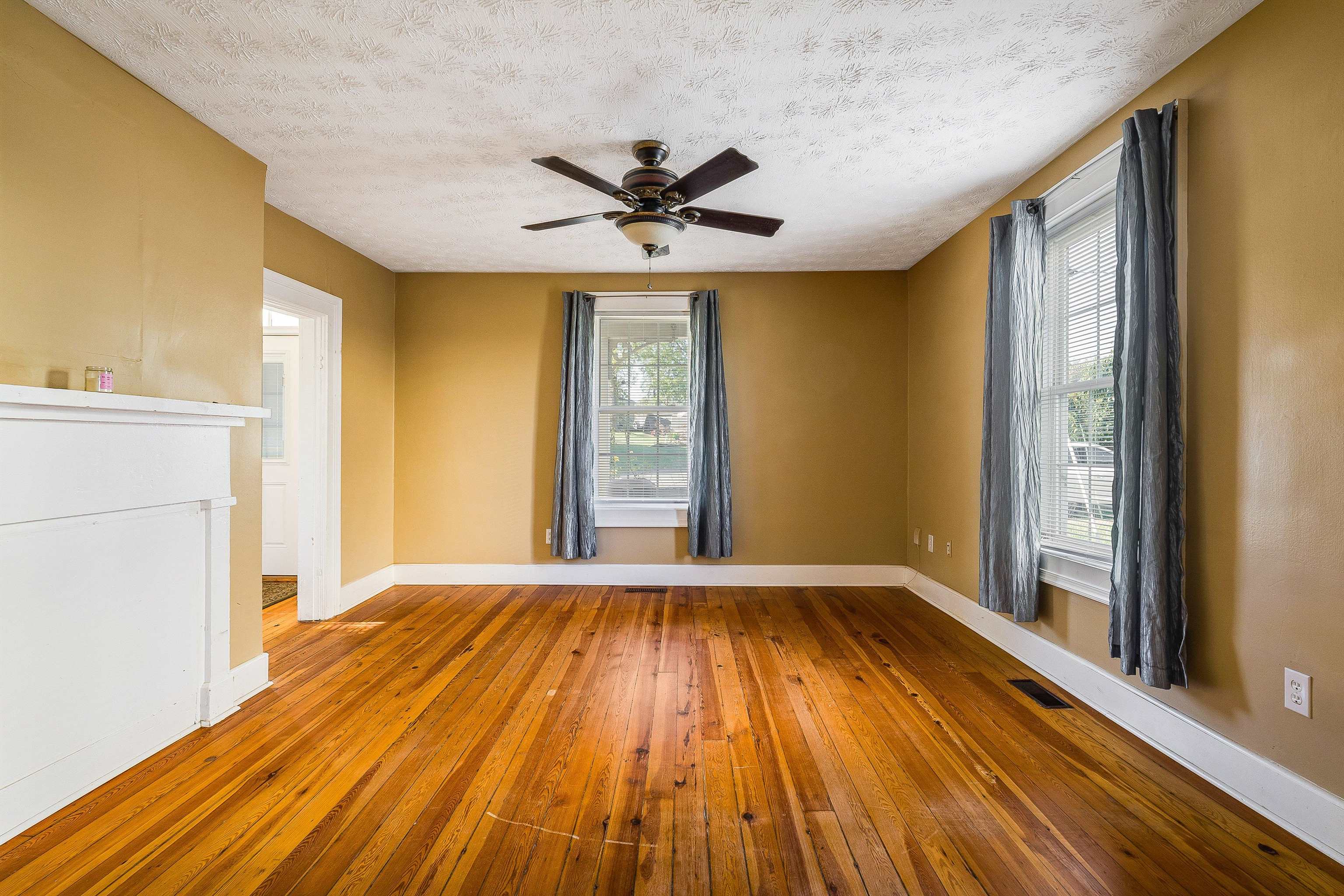 805 SUDBURY ST, STAUNTON, Virginia 24401, 4 Bedrooms Bedrooms, ,1 BathroomBathrooms,Residential,805 SUDBURY ST,670137 MLS # 670137