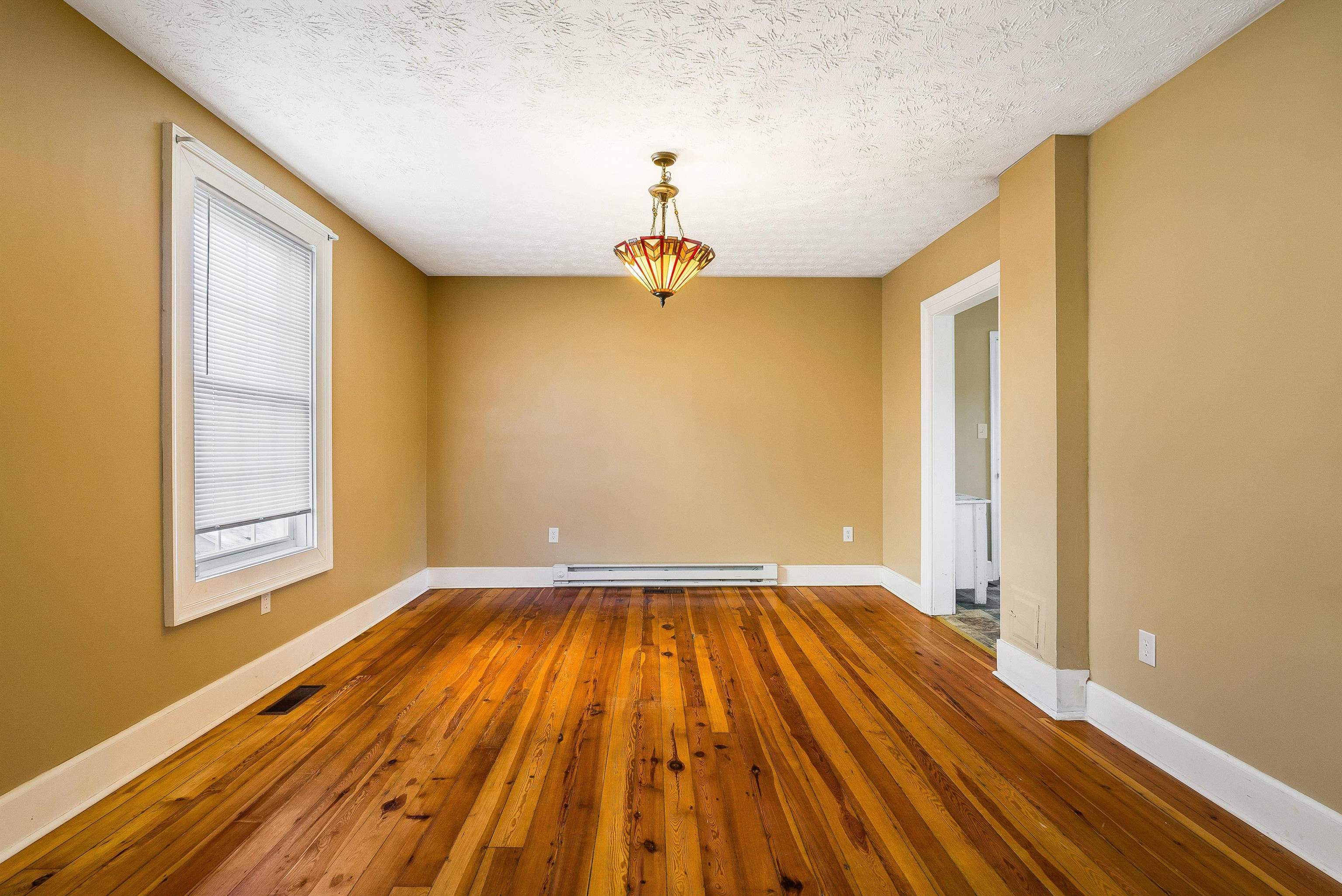 805 SUDBURY ST, STAUNTON, Virginia 24401, 4 Bedrooms Bedrooms, ,1 BathroomBathrooms,Residential,805 SUDBURY ST,670137 MLS # 670137
