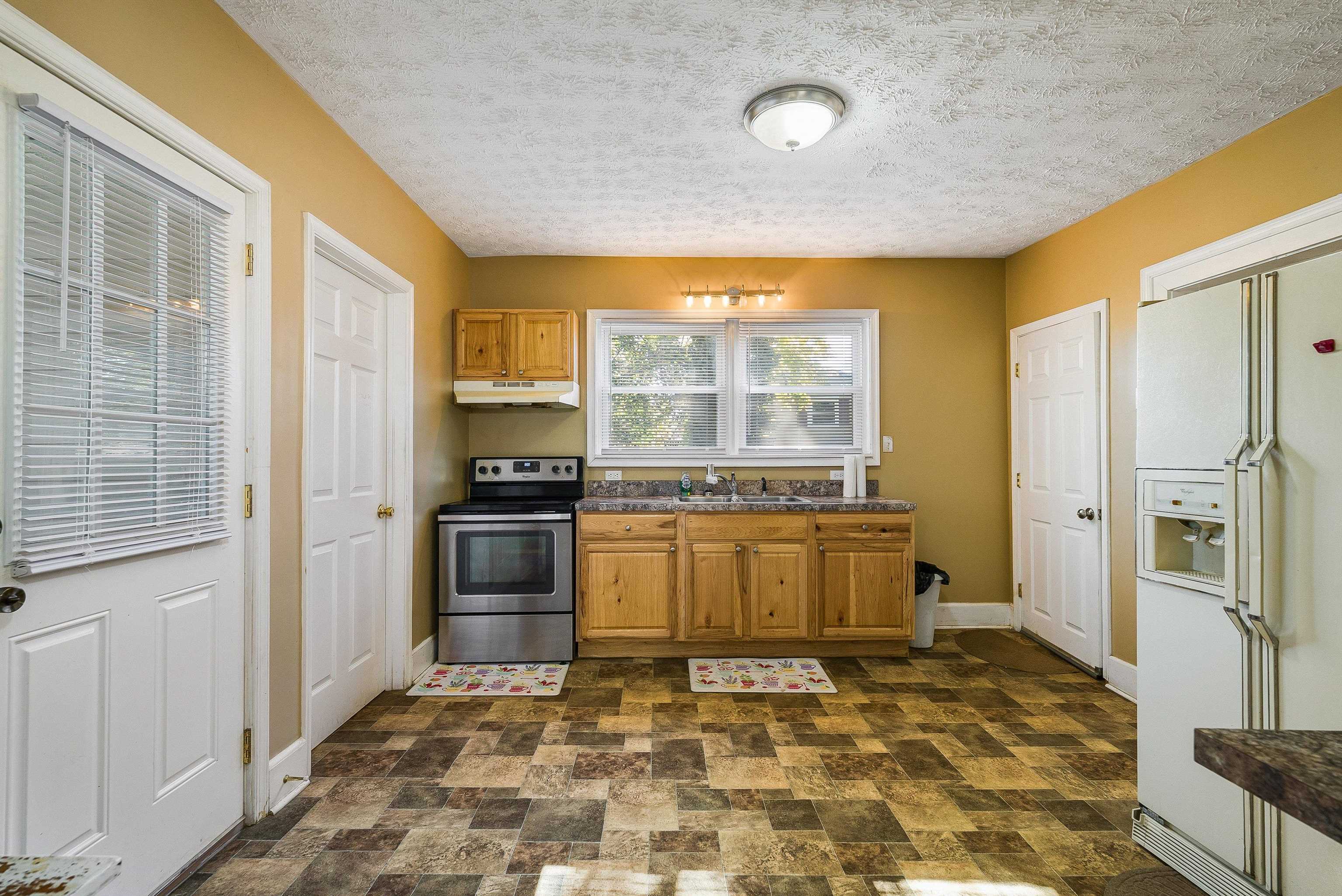805 SUDBURY ST, STAUNTON, Virginia 24401, 4 Bedrooms Bedrooms, ,1 BathroomBathrooms,Residential,805 SUDBURY ST,670137 MLS # 670137