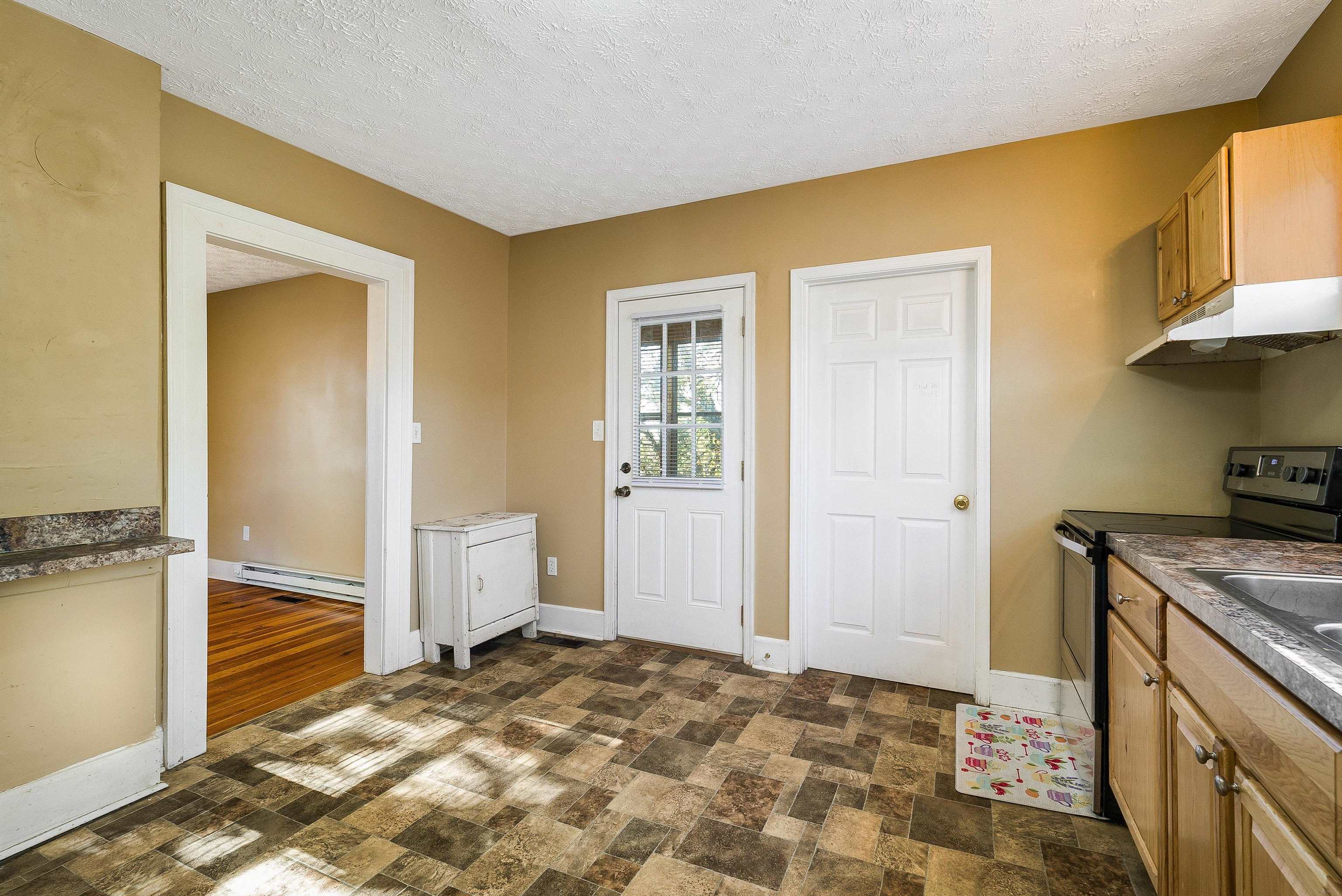 805 SUDBURY ST, STAUNTON, Virginia 24401, 4 Bedrooms Bedrooms, ,1 BathroomBathrooms,Residential,805 SUDBURY ST,670137 MLS # 670137