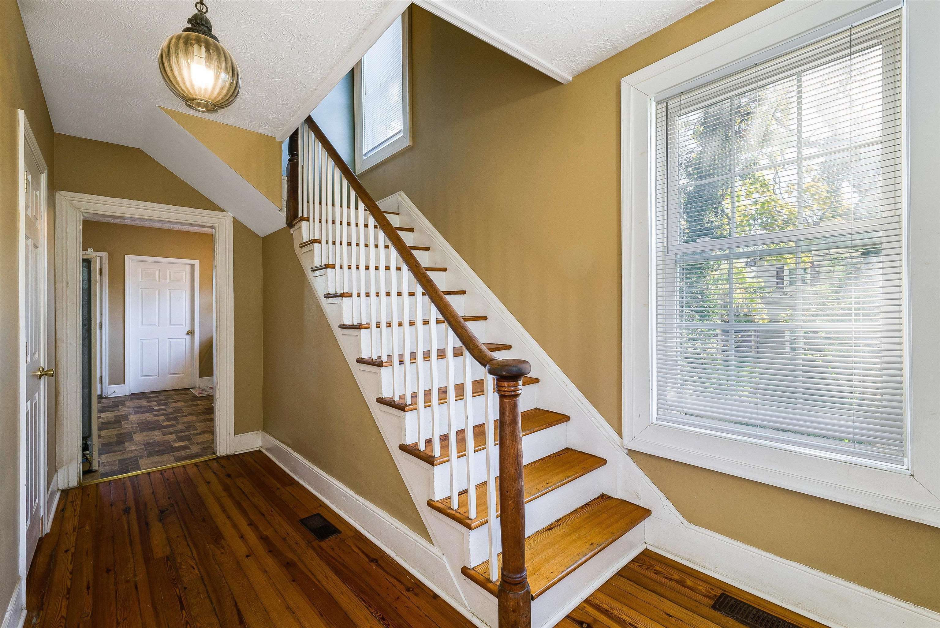 805 SUDBURY ST, STAUNTON, Virginia 24401, 4 Bedrooms Bedrooms, ,1 BathroomBathrooms,Residential,805 SUDBURY ST,670137 MLS # 670137