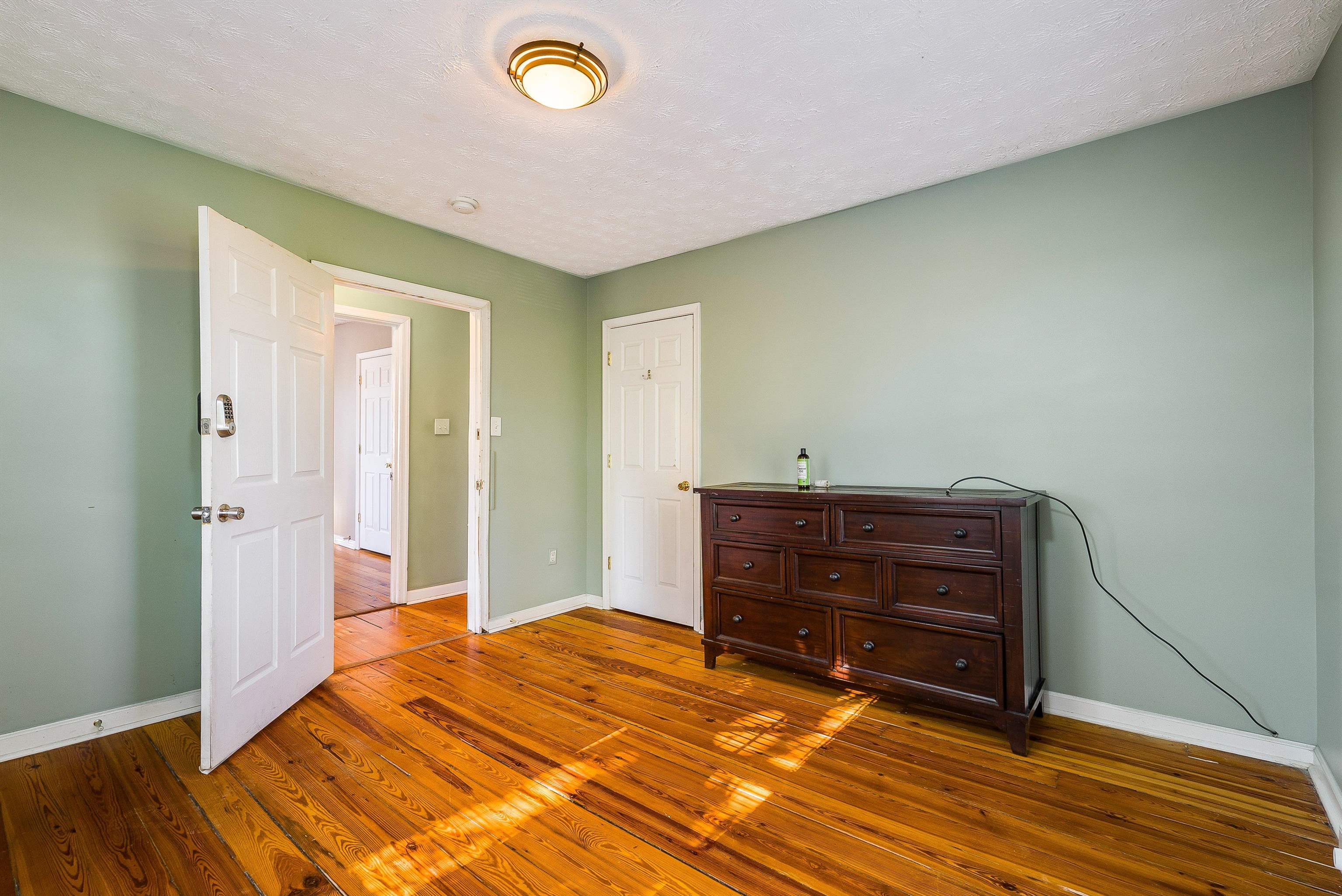 805 SUDBURY ST, STAUNTON, Virginia 24401, 4 Bedrooms Bedrooms, ,1 BathroomBathrooms,Residential,805 SUDBURY ST,670137 MLS # 670137