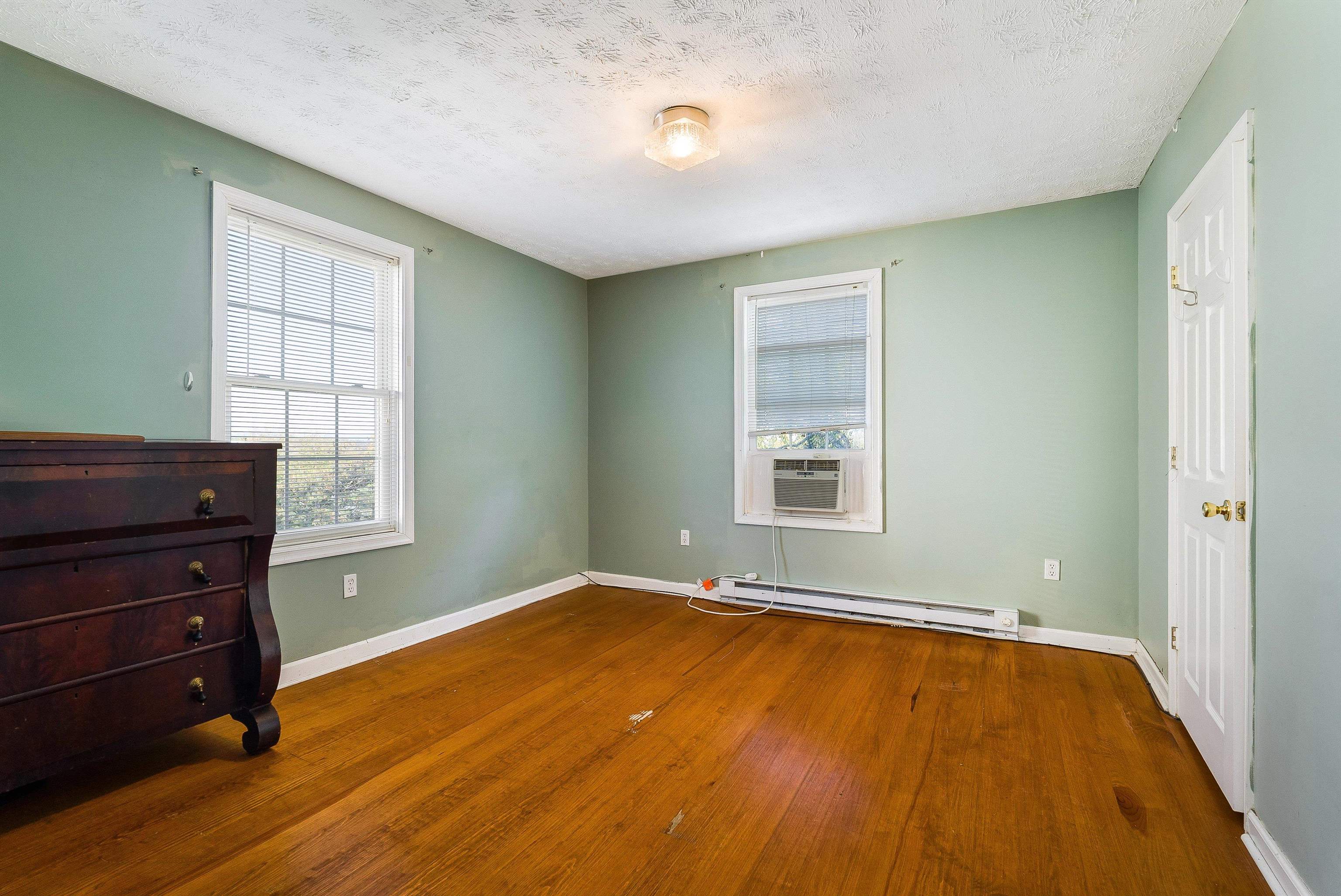 805 SUDBURY ST, STAUNTON, Virginia 24401, 4 Bedrooms Bedrooms, ,1 BathroomBathrooms,Residential,805 SUDBURY ST,670137 MLS # 670137