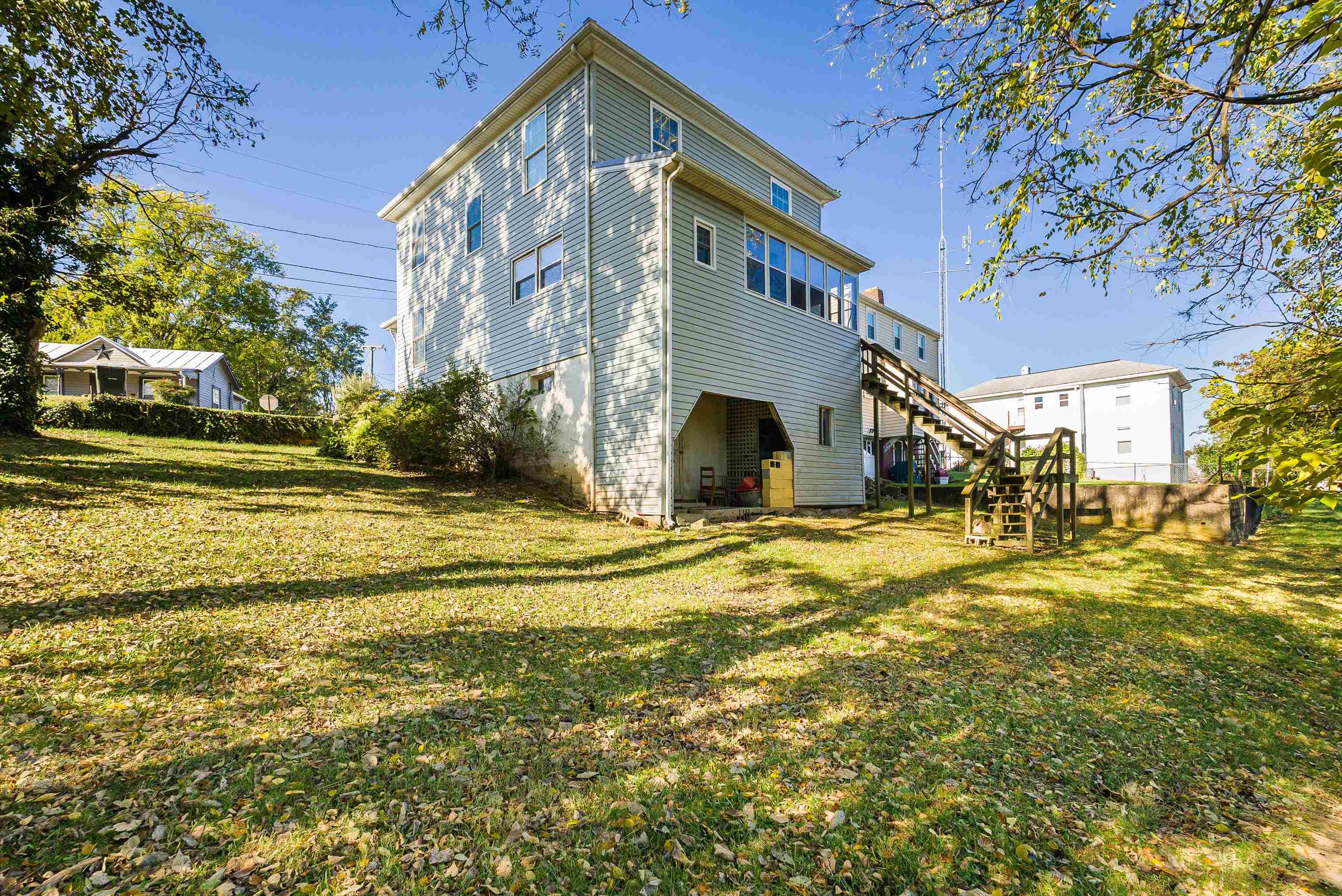 805 SUDBURY ST, STAUNTON, Virginia 24401, 4 Bedrooms Bedrooms, ,1 BathroomBathrooms,Residential,805 SUDBURY ST,670137 MLS # 670137