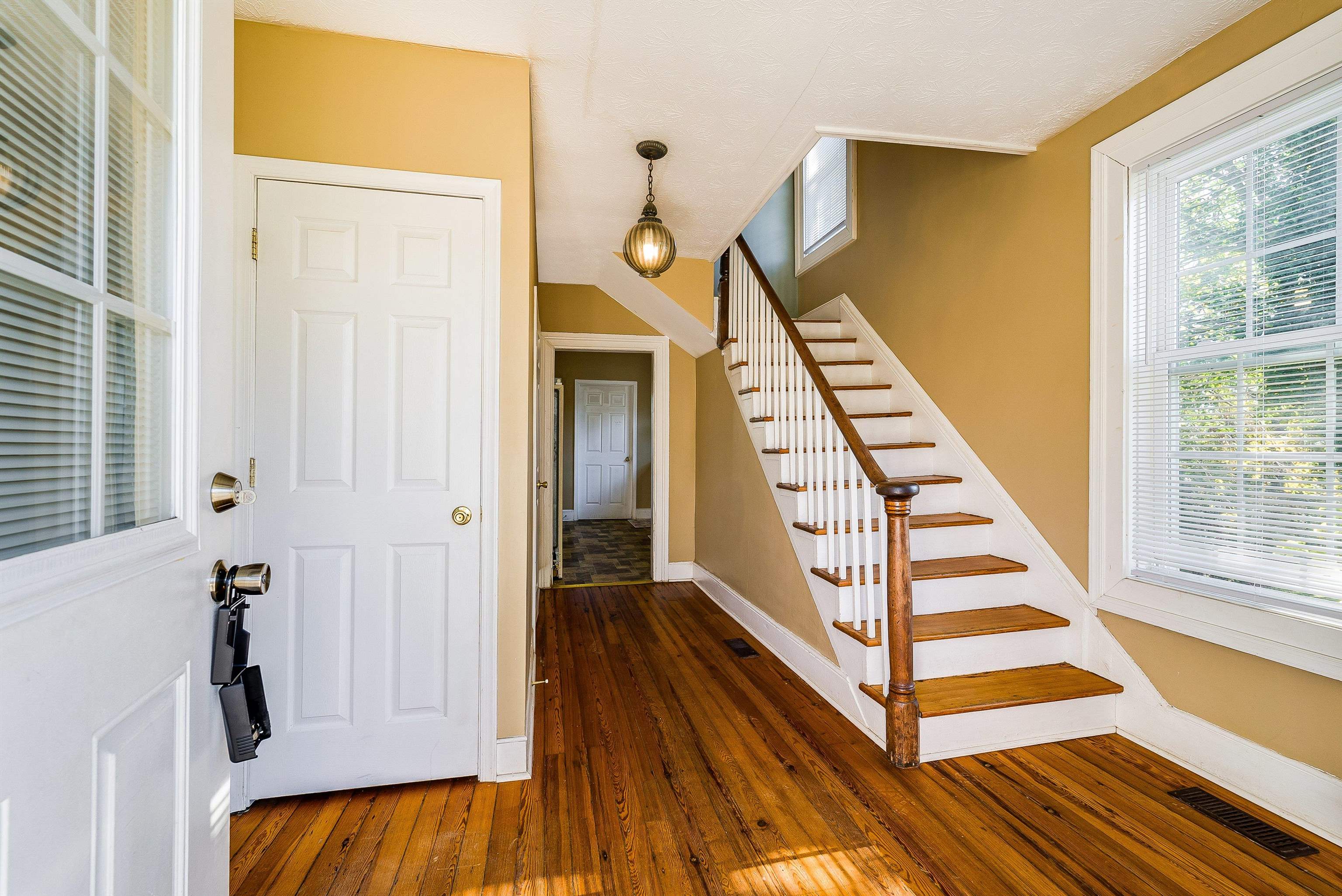 805 SUDBURY ST, STAUNTON, Virginia 24401, 4 Bedrooms Bedrooms, ,1 BathroomBathrooms,Residential,805 SUDBURY ST,670137 MLS # 670137