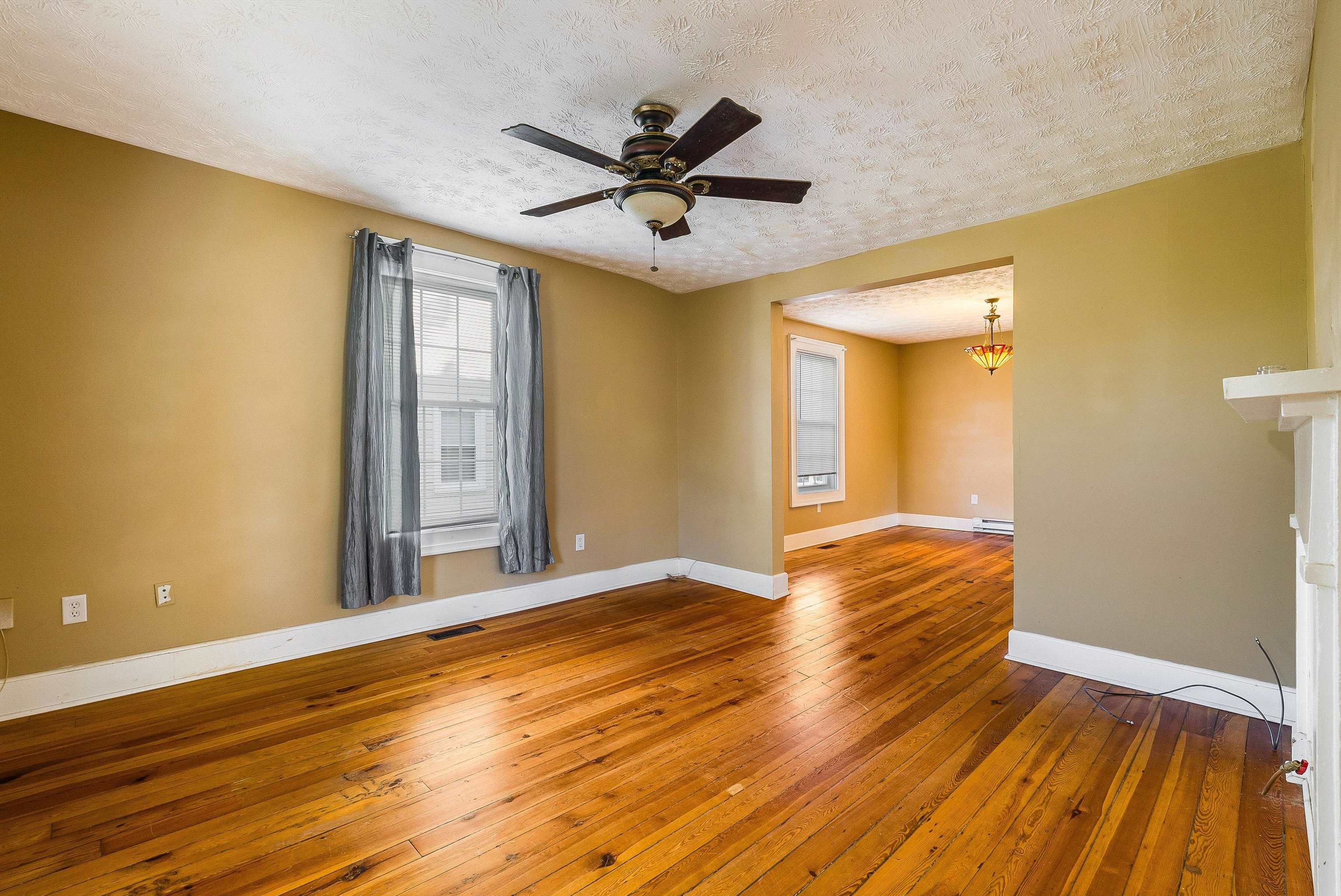 805 SUDBURY ST, STAUNTON, Virginia 24401, 4 Bedrooms Bedrooms, ,1 BathroomBathrooms,Residential,805 SUDBURY ST,670137 MLS # 670137