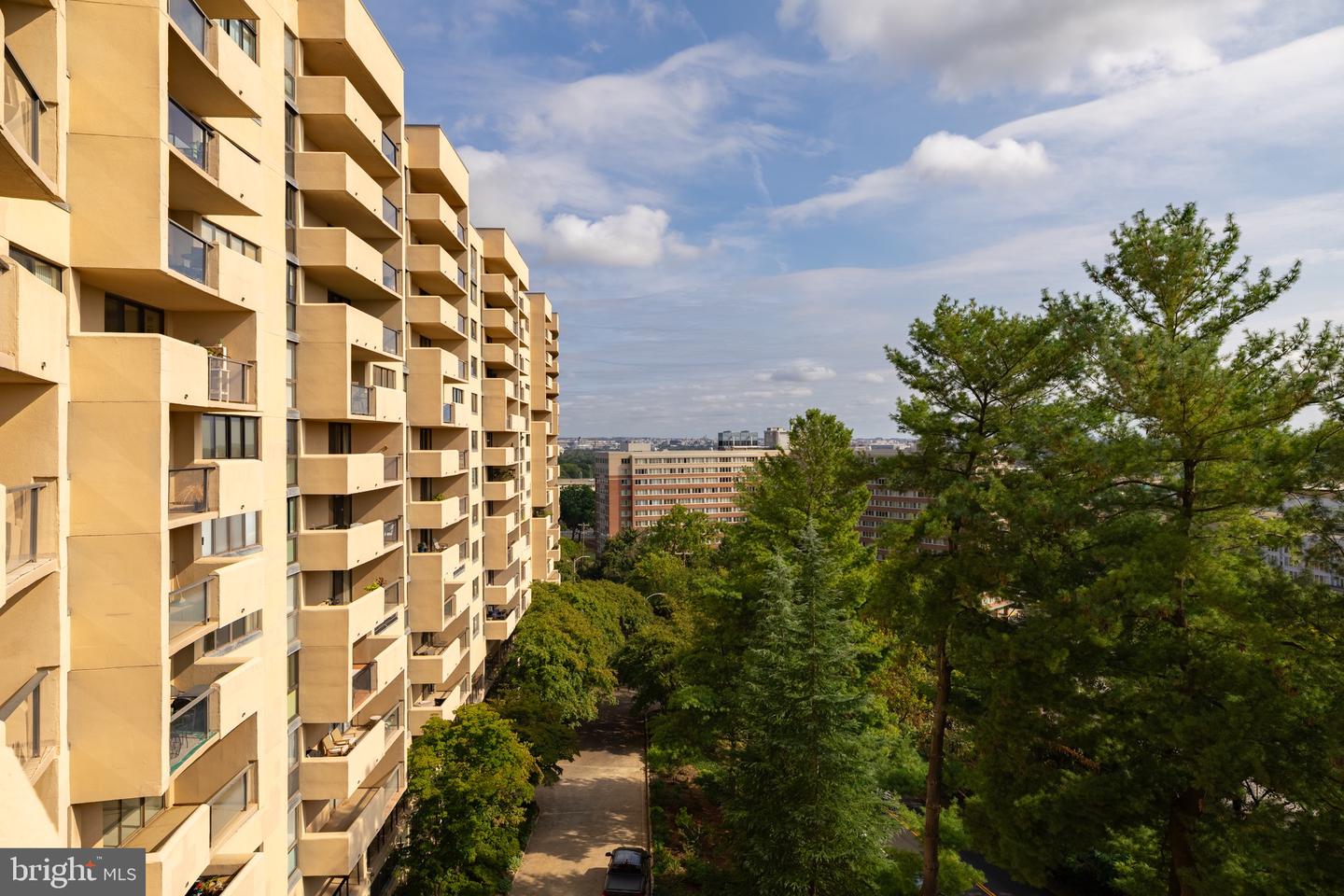 1101 S ARLINGTON RIDGE RD #704, ARLINGTON, Virginia 22202, 2 Bedrooms Bedrooms, 8 Rooms Rooms,2 BathroomsBathrooms,Residential,For sale,1101 S ARLINGTON RIDGE RD #704,VAAR2063638 MLS # VAAR2063638