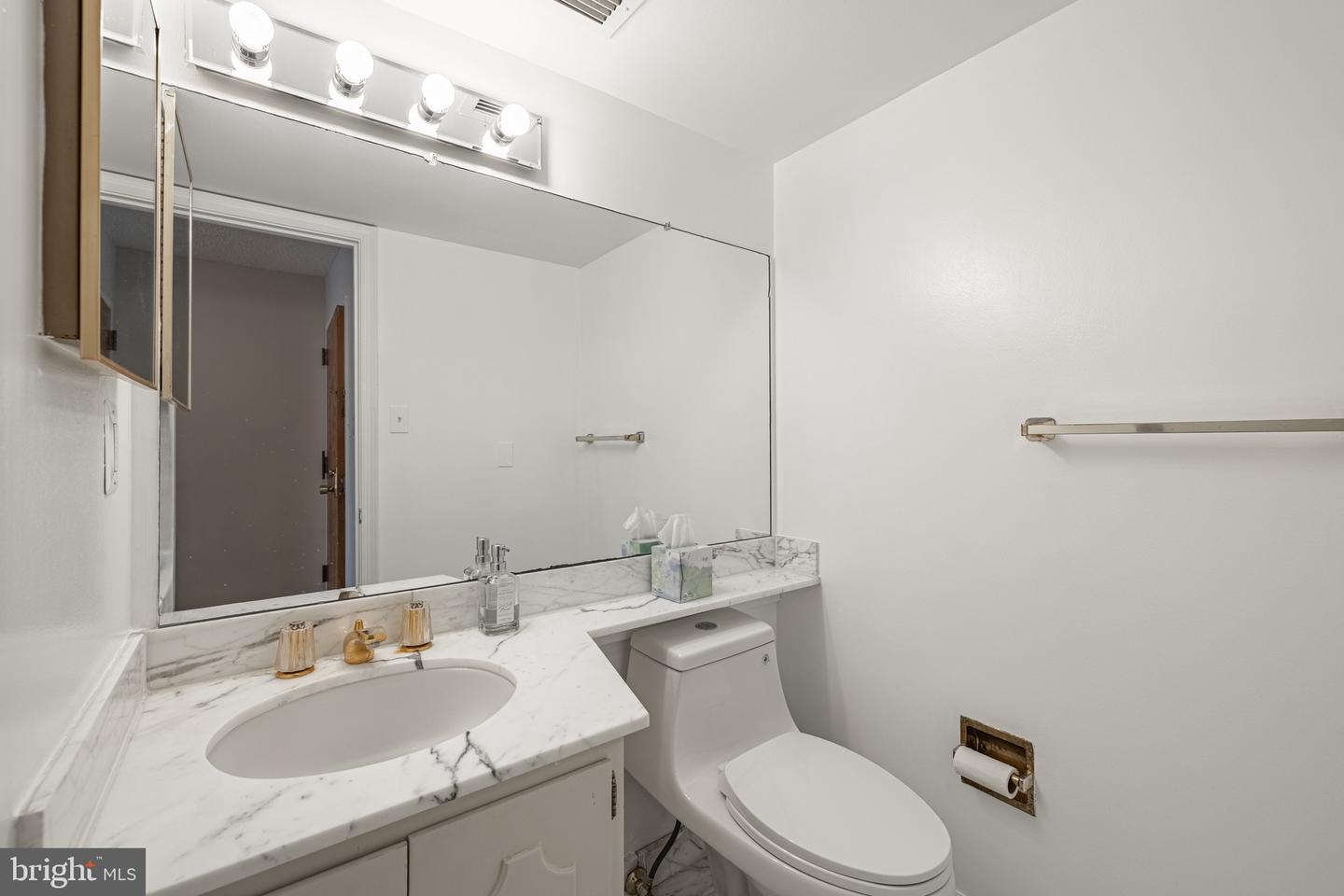 1101 S ARLINGTON RIDGE RD #704, ARLINGTON, Virginia 22202, 2 Bedrooms Bedrooms, 8 Rooms Rooms,2 BathroomsBathrooms,Residential,For sale,1101 S ARLINGTON RIDGE RD #704,VAAR2063638 MLS # VAAR2063638