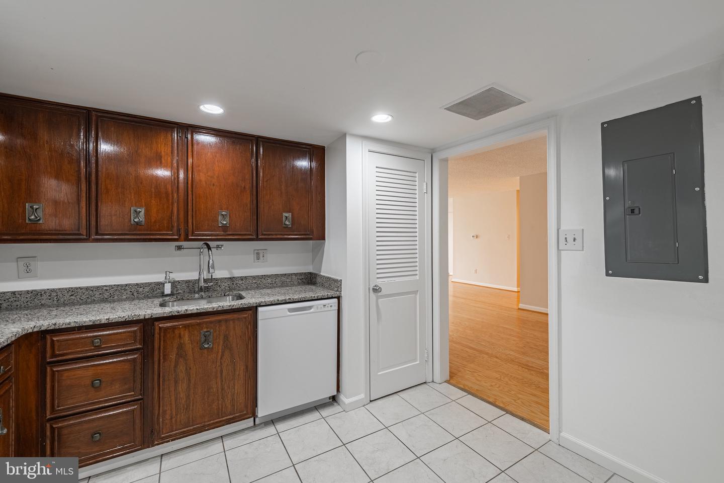 1101 S ARLINGTON RIDGE RD #704, ARLINGTON, Virginia 22202, 2 Bedrooms Bedrooms, 8 Rooms Rooms,2 BathroomsBathrooms,Residential,For sale,1101 S ARLINGTON RIDGE RD #704,VAAR2063638 MLS # VAAR2063638