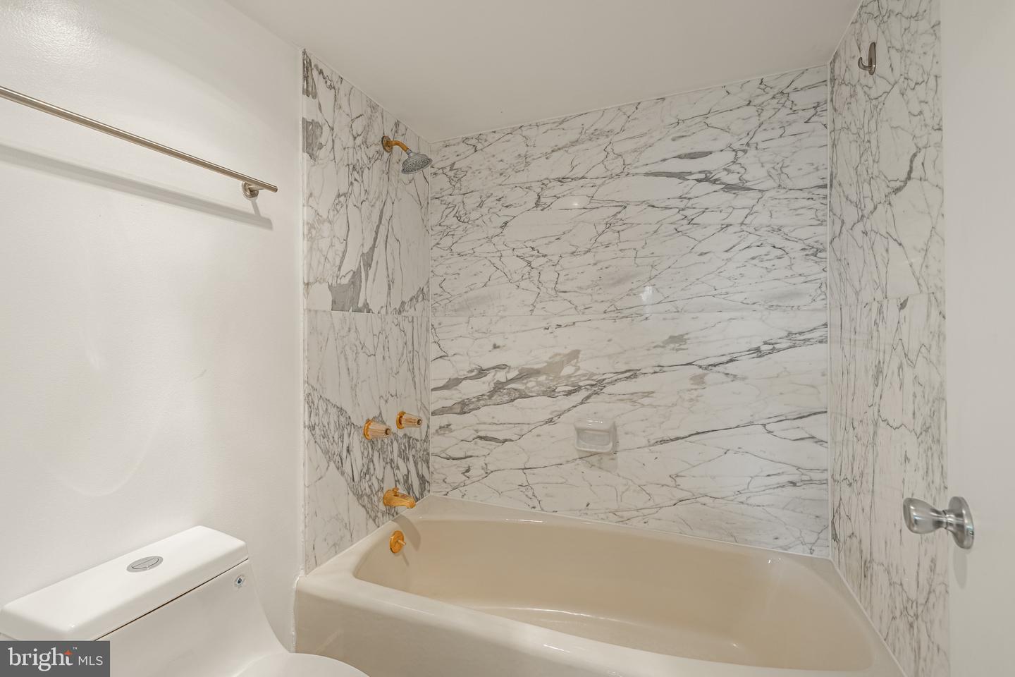 1101 S ARLINGTON RIDGE RD #704, ARLINGTON, Virginia 22202, 2 Bedrooms Bedrooms, 8 Rooms Rooms,2 BathroomsBathrooms,Residential,For sale,1101 S ARLINGTON RIDGE RD #704,VAAR2063638 MLS # VAAR2063638