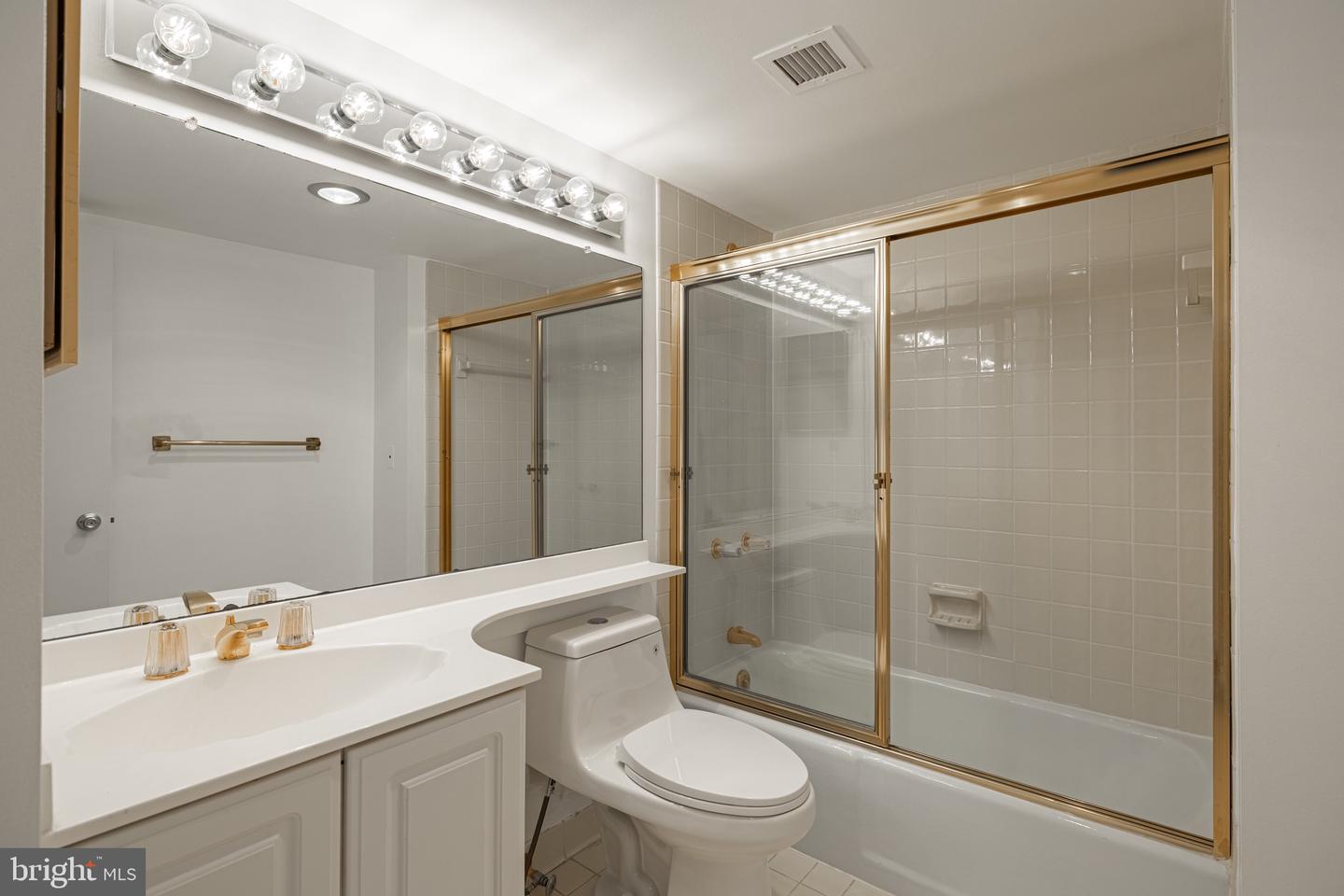 1101 S ARLINGTON RIDGE RD #704, ARLINGTON, Virginia 22202, 2 Bedrooms Bedrooms, 8 Rooms Rooms,2 BathroomsBathrooms,Residential,For sale,1101 S ARLINGTON RIDGE RD #704,VAAR2063638 MLS # VAAR2063638