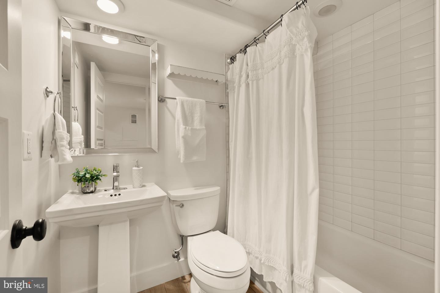 1739 D ST NE, WASHINGTON, District Of Columbia 20002, 4 Bedrooms Bedrooms, ,3 BathroomsBathrooms,Residential,For sale,1739 D ST NE,DCDC2223318 MLS # DCDC2223318