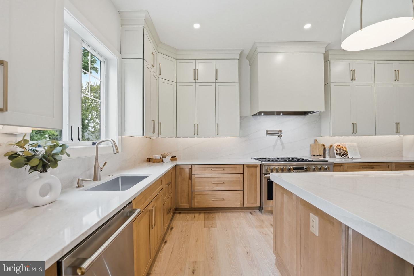 1945 LEONARD RD, FALLS CHURCH, Virginia 22043, 6 Bedrooms Bedrooms, ,6 BathroomsBathrooms,Residential,For sale,1945 LEONARD RD,VAFX2269374 MLS # VAFX2269374